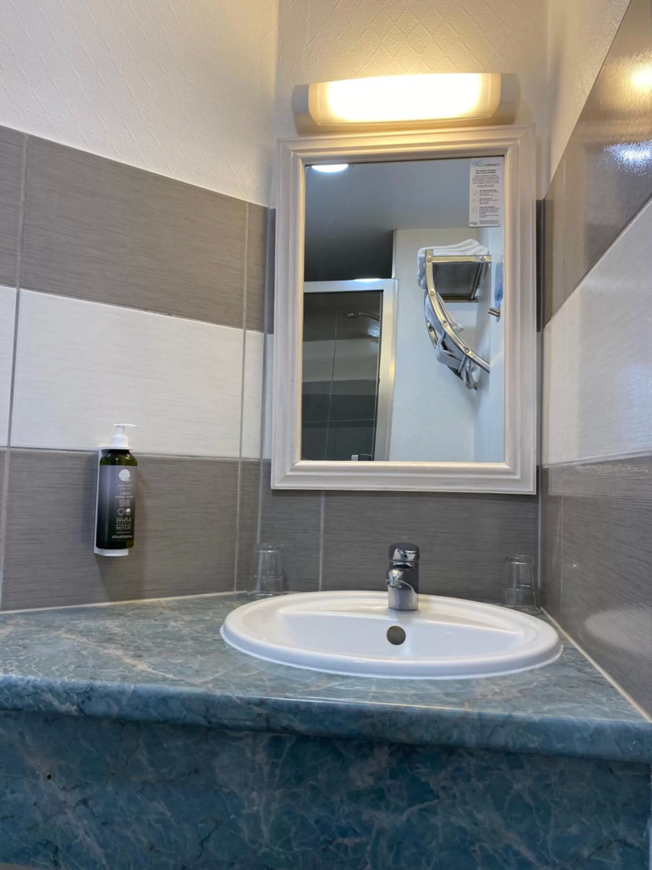 Bathroom in Contact Hotel LE SUD Montpellier Aéroport Parc Expo Arena