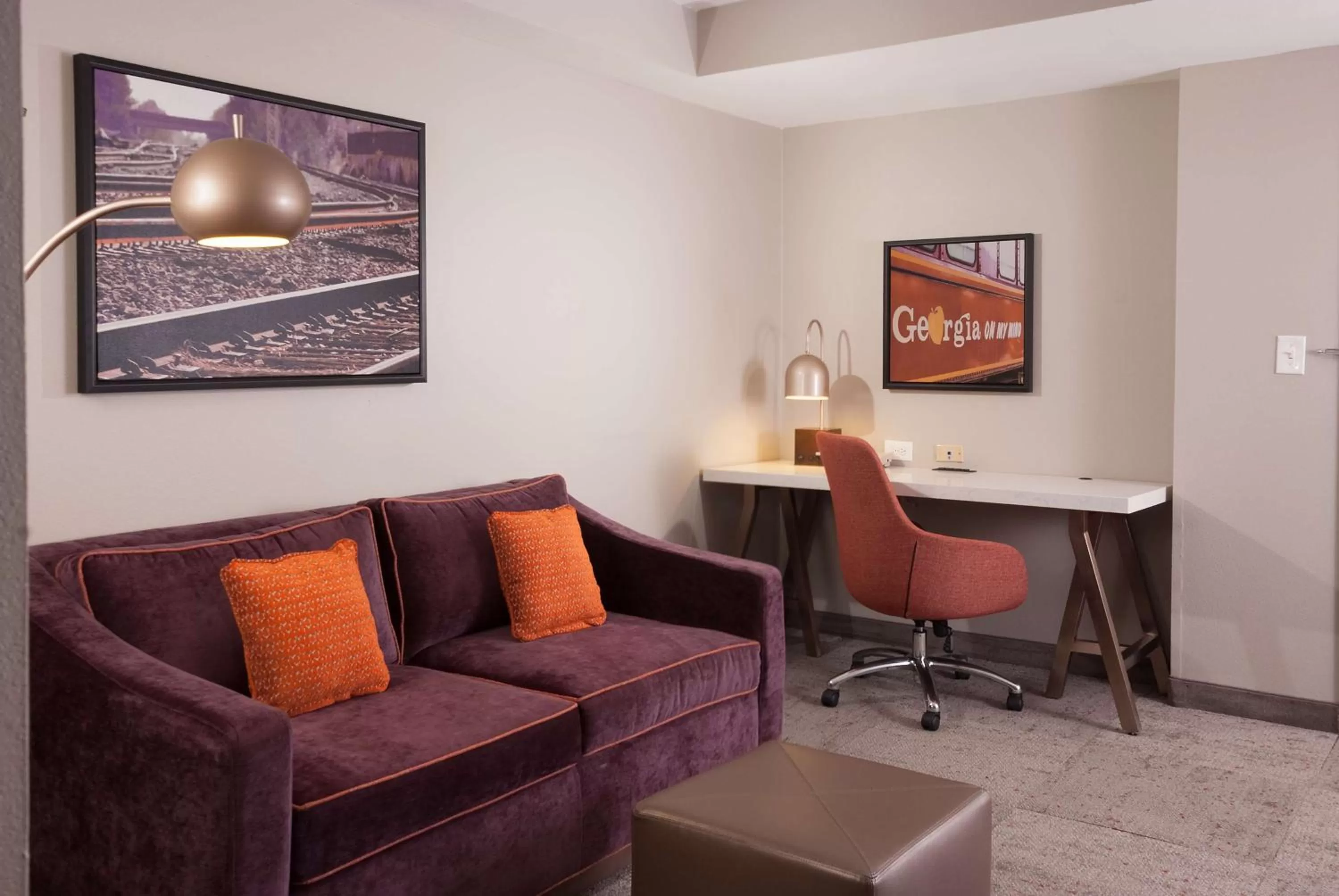 Living room in Hilton Garden Inn Atlanta Airport/Millenium Center