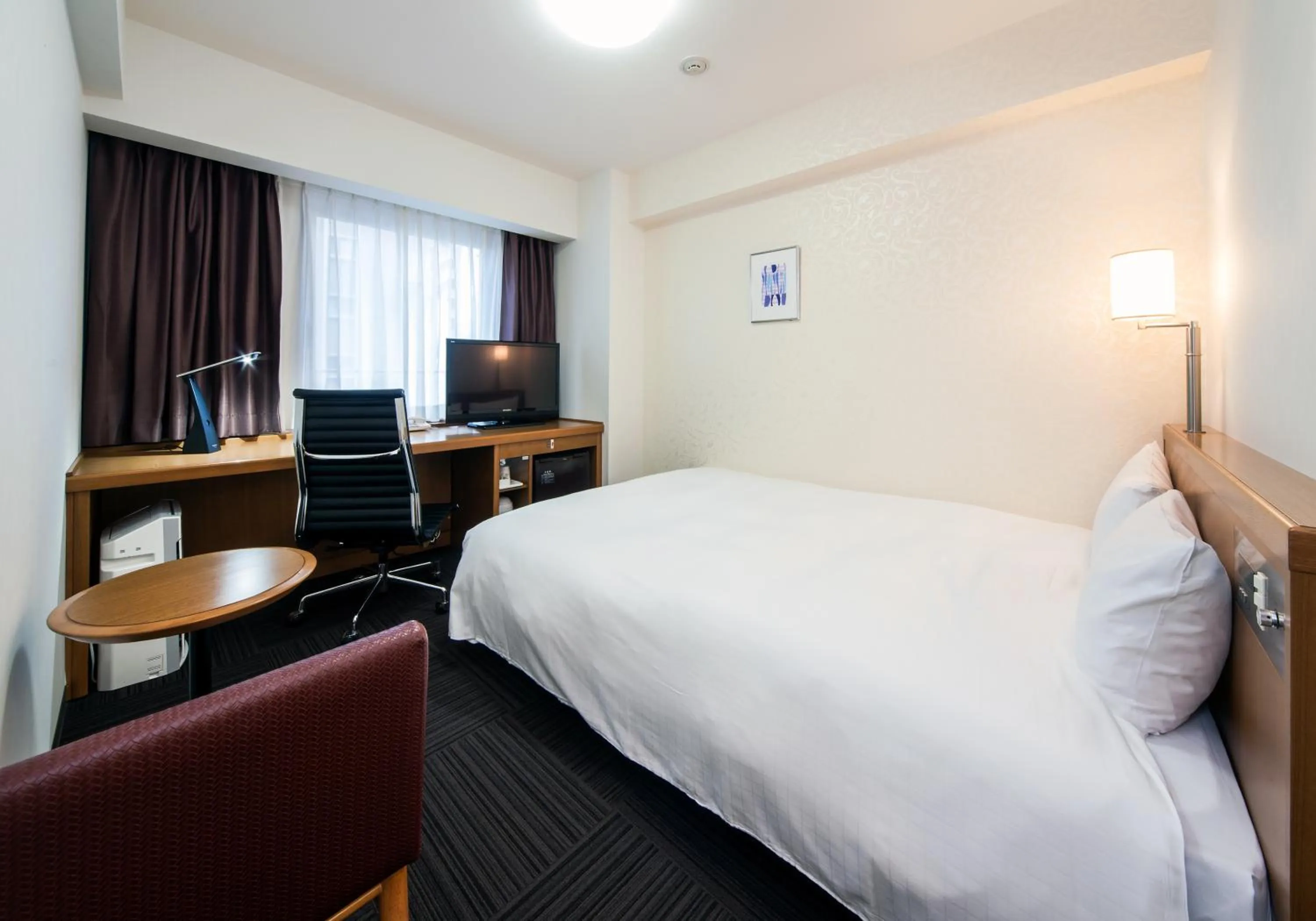 Photo of the whole room, Bed in Daiwa Roynet Hotel Kobe Sannomiya