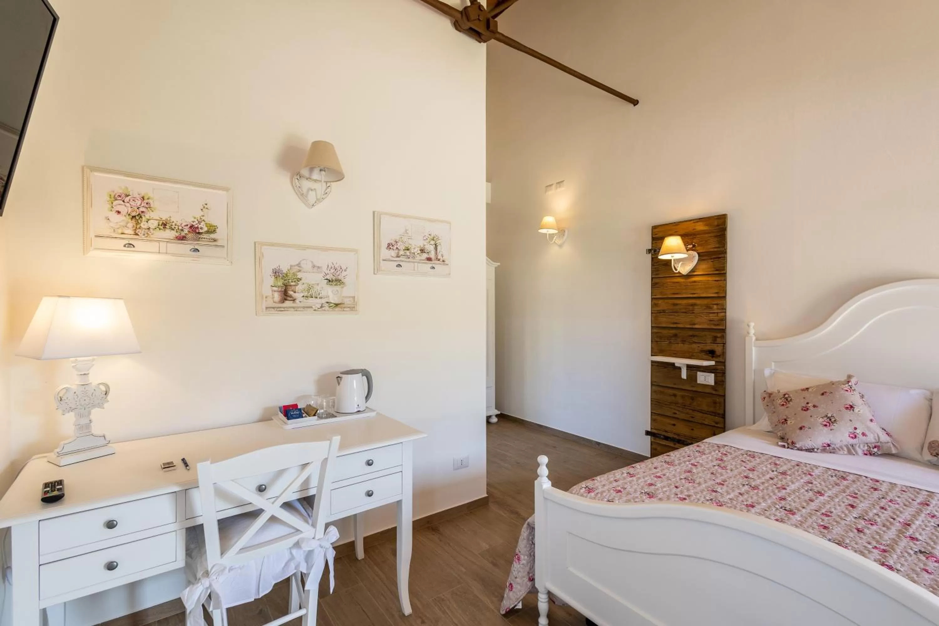 Photo of the whole room, Bed in B&B Podere Curtatone