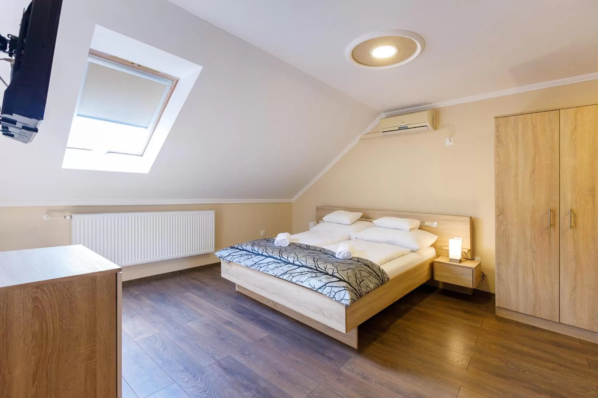 Bed in Central Panzió Gyula