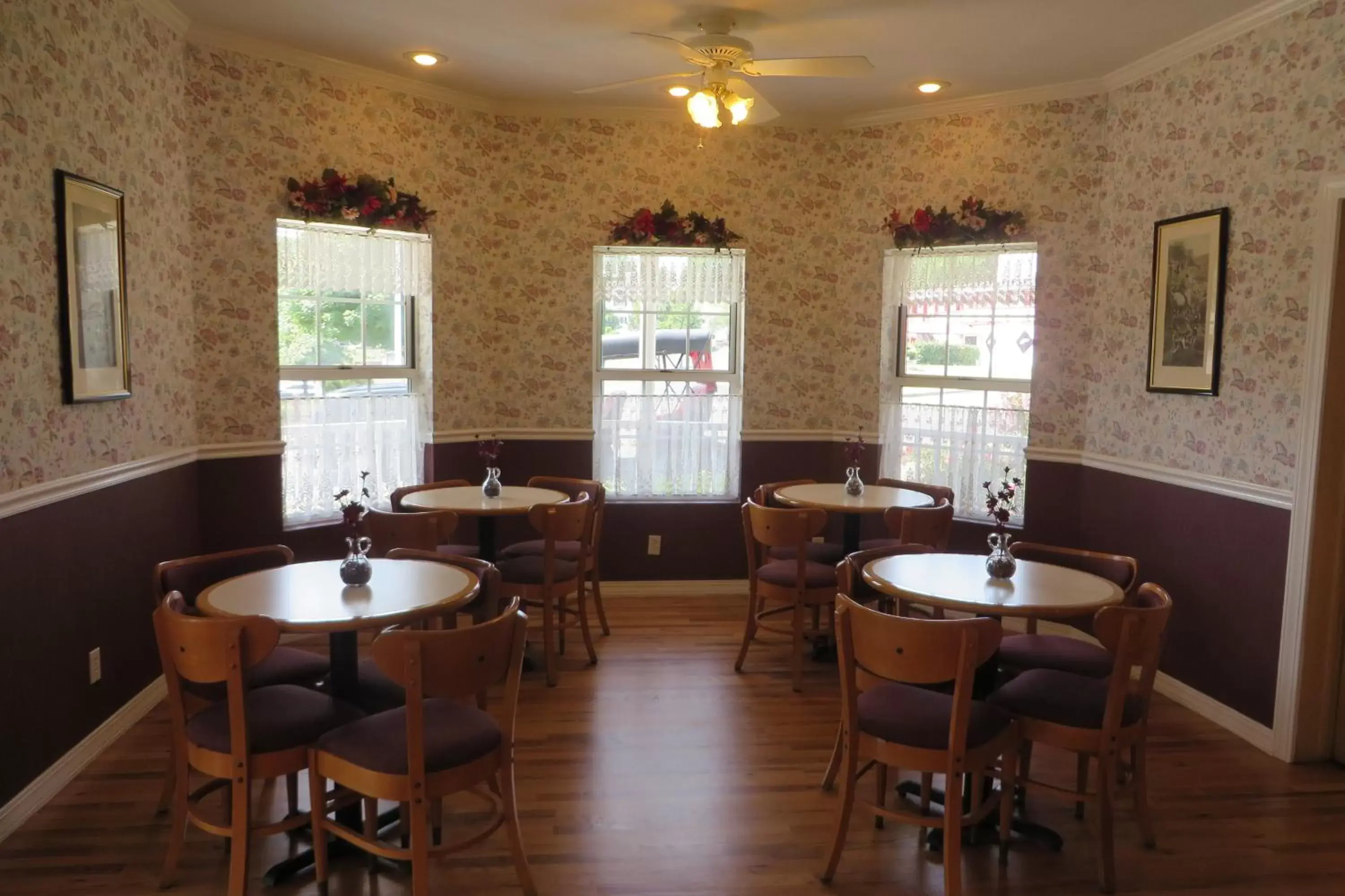 Restaurant/Places to Eat in Carriage House Inn