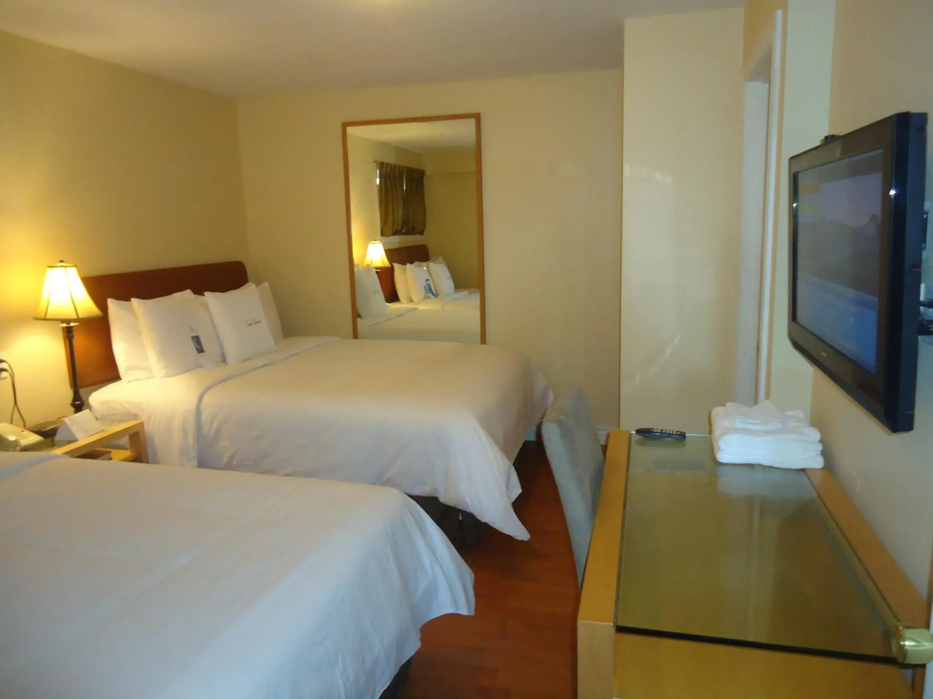 TV and multimedia, Bed in Bayside Inn & Waterfront Suites