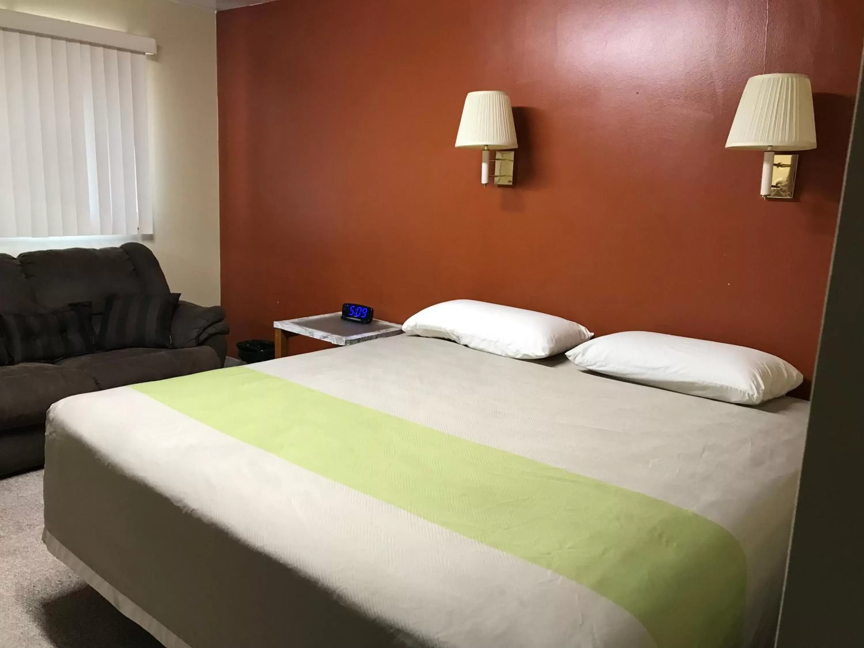 Bedroom in Motel Grand Bedroom in Motel Grand