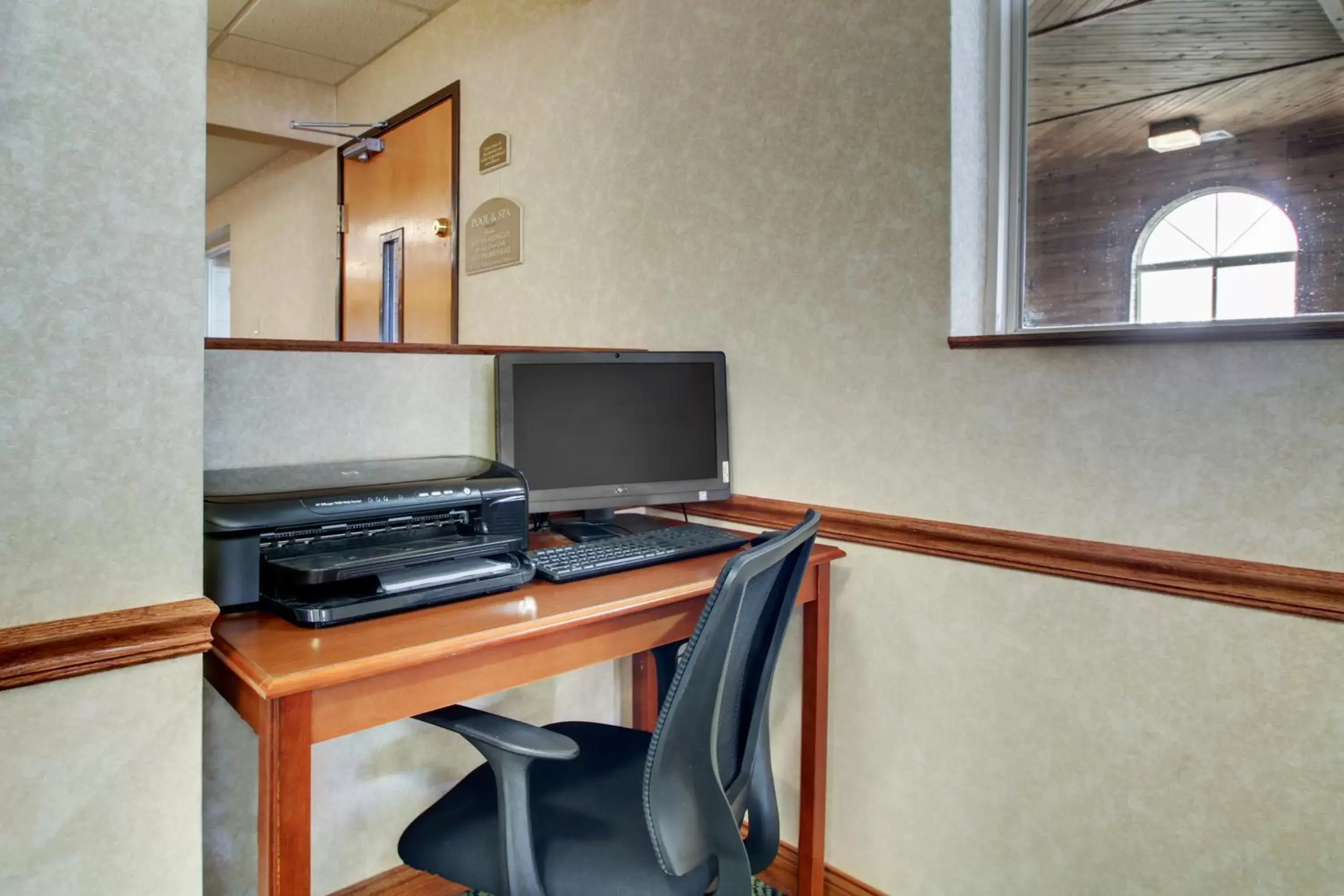 Business facilities, TV/Entertainment Center in Baymont by Wyndham Galesburg
