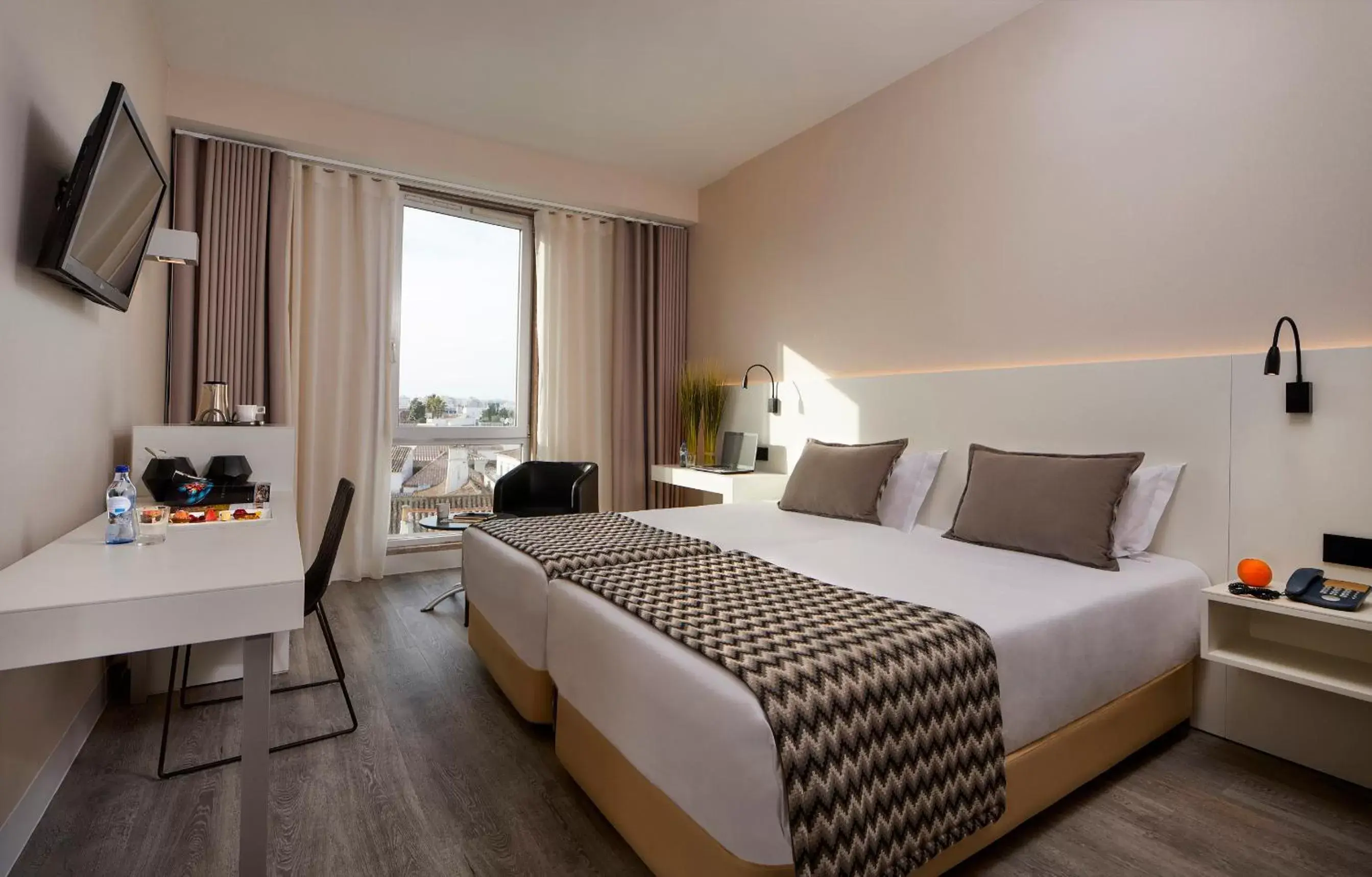 Bedroom, Bed in Hotel Faro & Beach Club