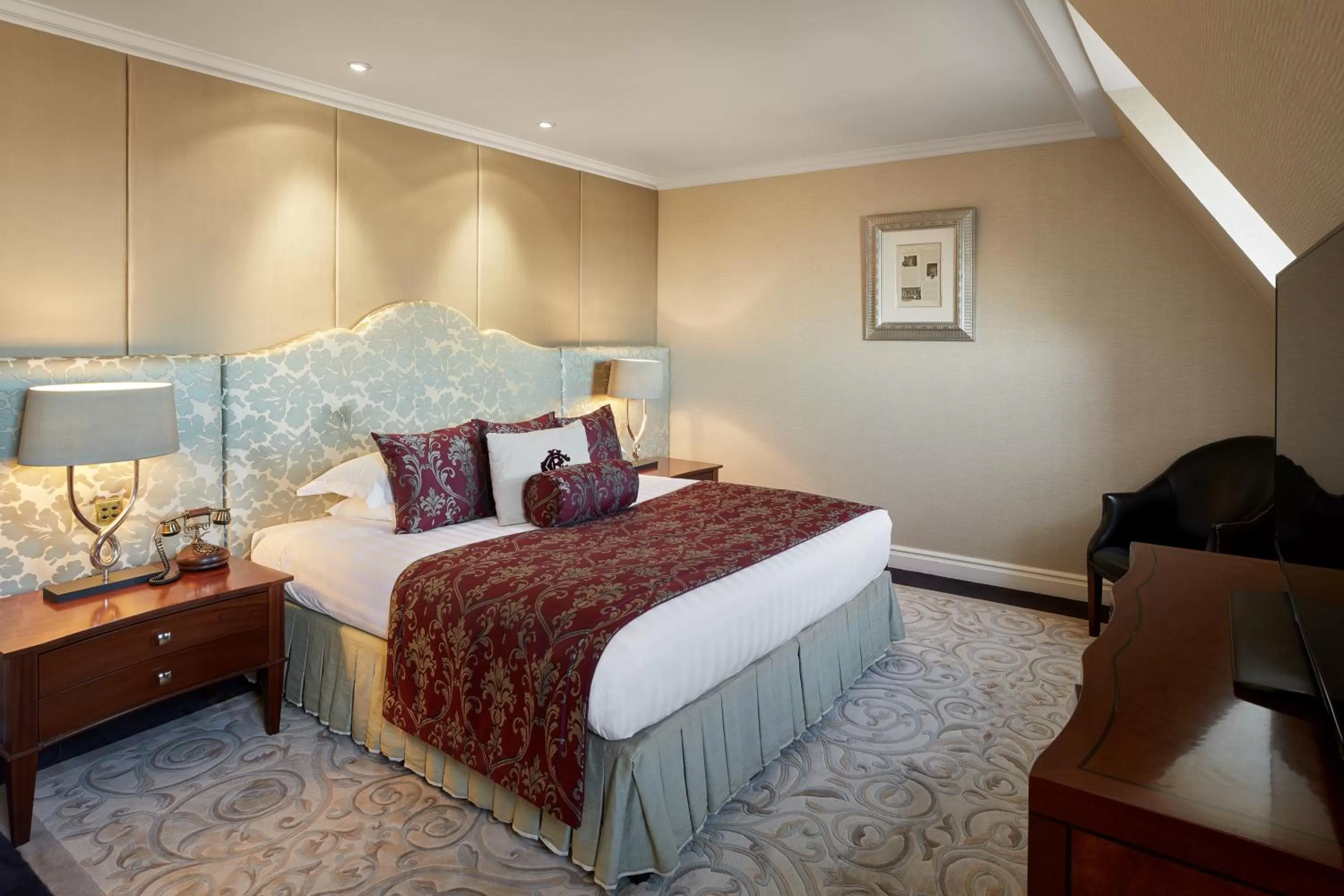 Bedroom, Bed in The Landmark London