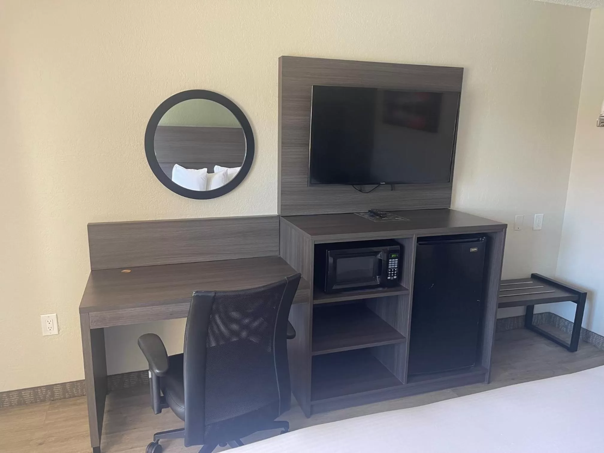 TV and multimedia in Quality Inn & Suites Orlando East - UCF Area