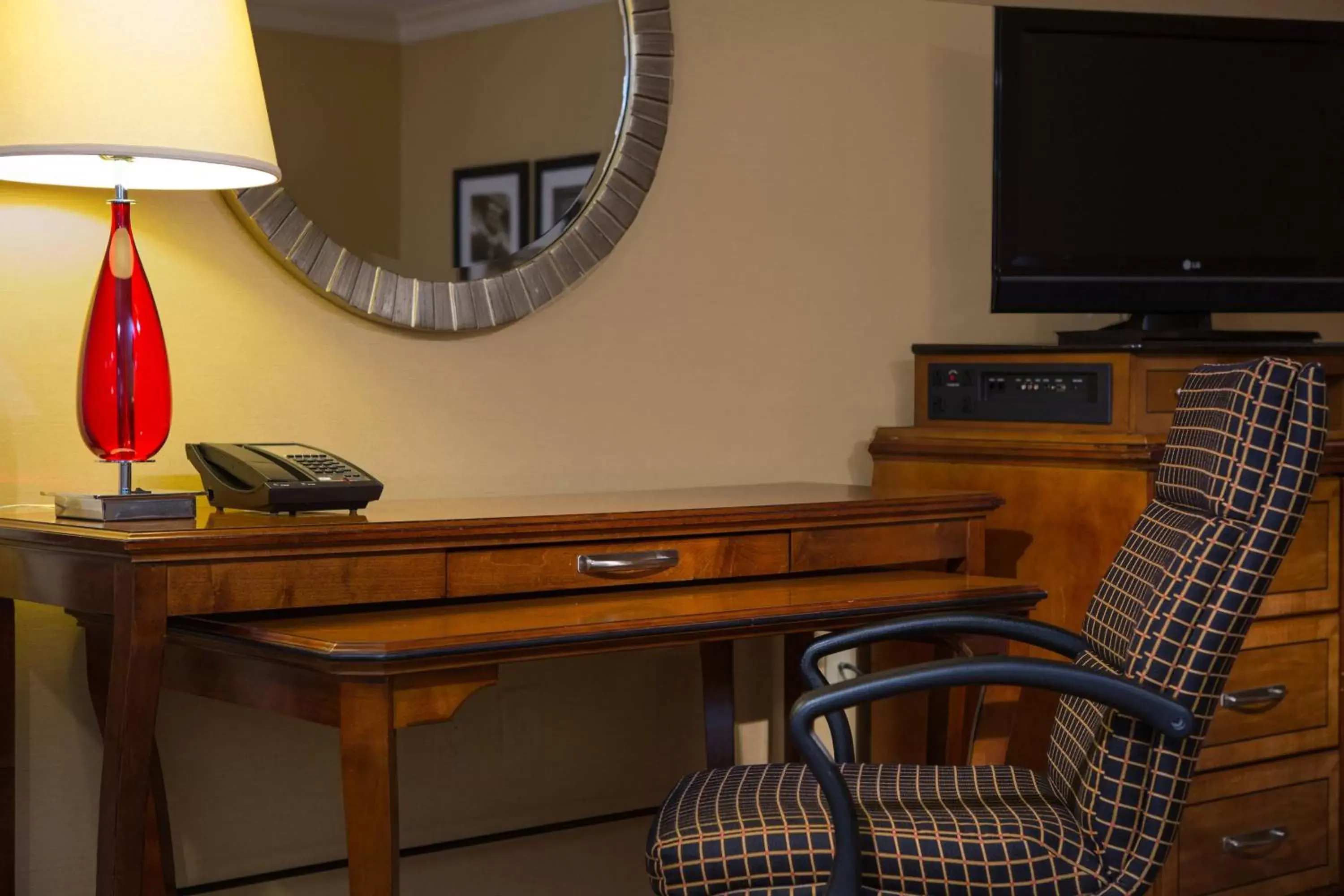 Photo of the whole room, TV/Entertainment Center in Baltimore Marriott Inner Harbor at Camden Yards