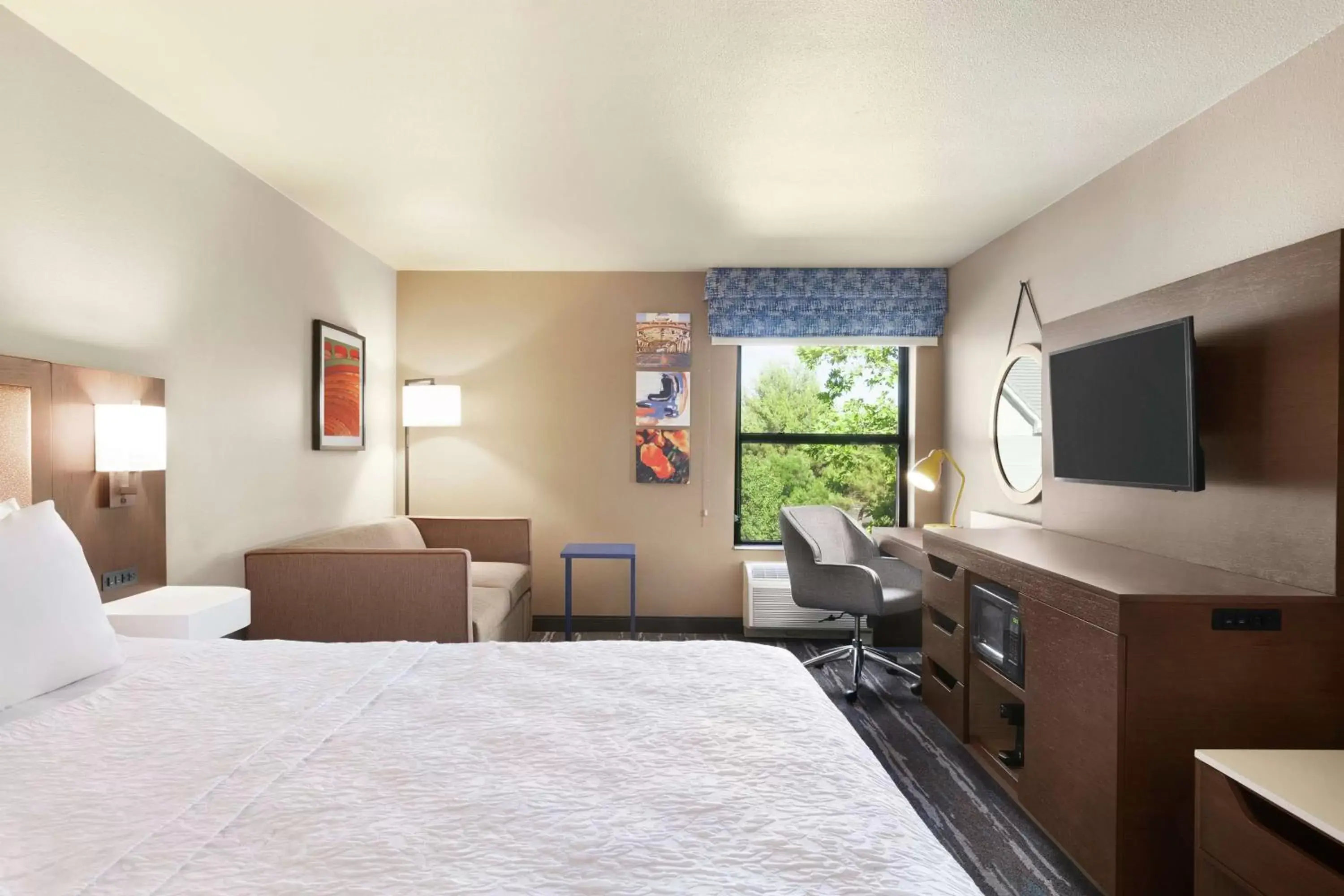 Living room, Bed in Hampton Inn Sacramento/Rancho Cordova Living room, Bed in Hampton Inn Sacramento/Rancho Cordova