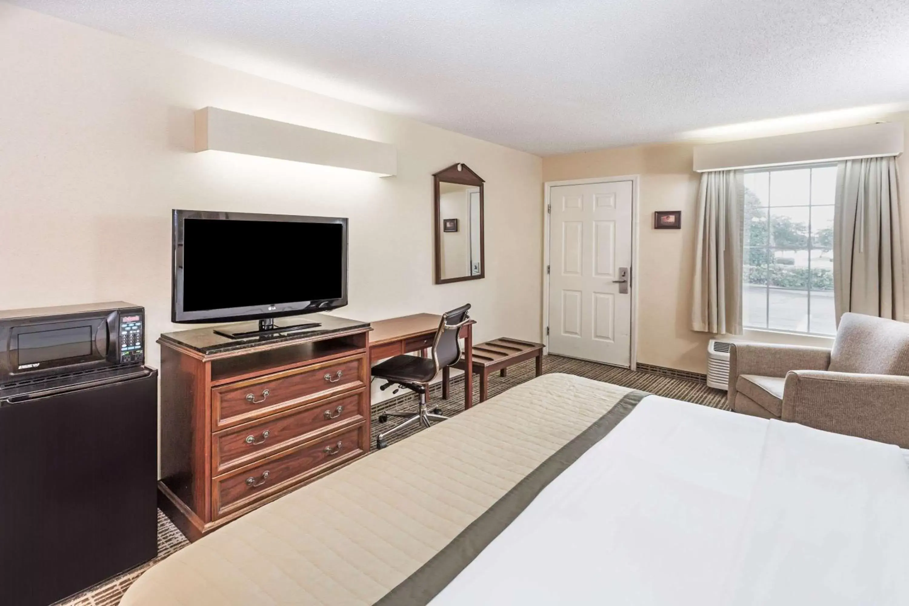 Photo of the whole room, TV/Entertainment Center in Baymont by Wyndham Valdosta at Valdosta Mall Photo of the whole room, TV/Entertainment Center in Baymont by Wyndham Valdosta at Valdosta Mall