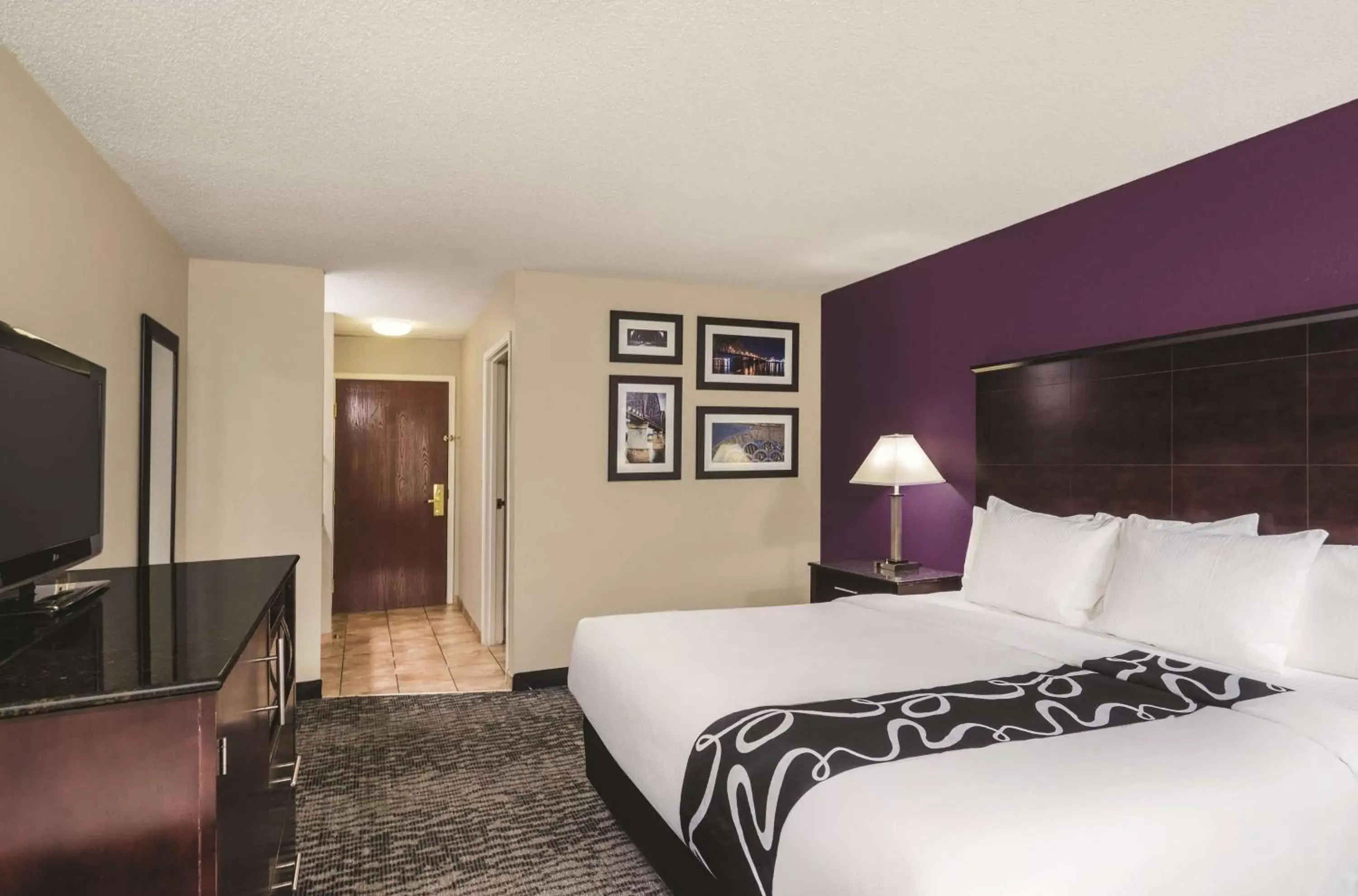 Photo of the whole room, Bed in La Quinta Inn & Suites by Wyndham Louisville East