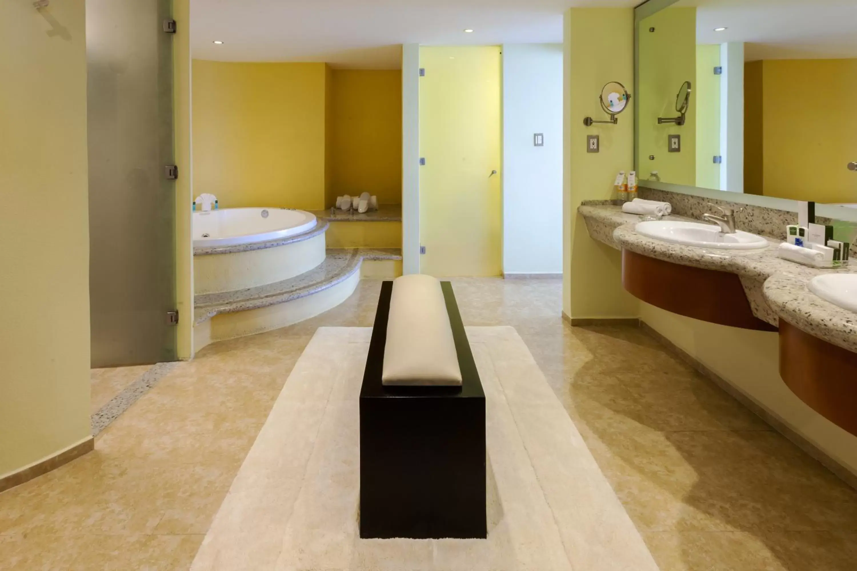 Photo of the whole room, Bathroom in Holiday Inn Puebla Finsa, an IHG Hotel
