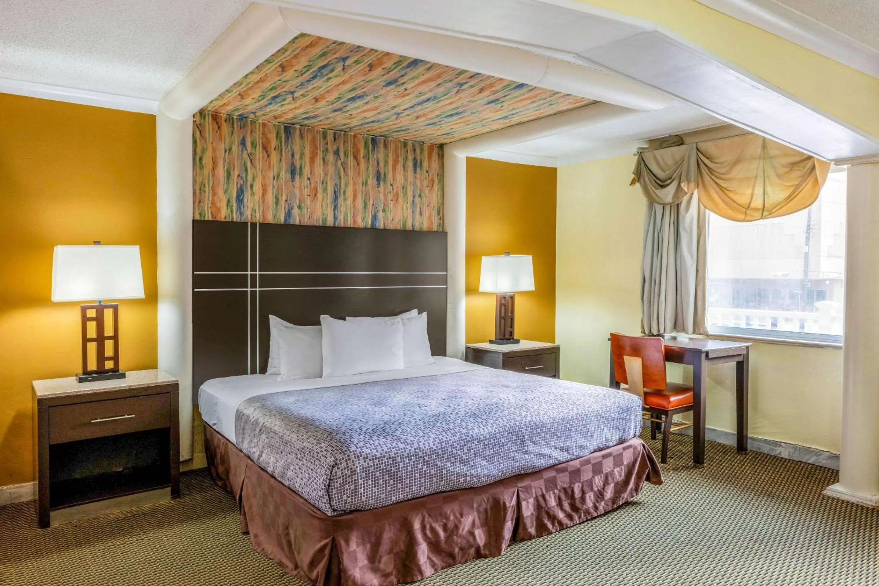 Photo of the whole room, Bed in Econo Lodge Beach and Boardwalk