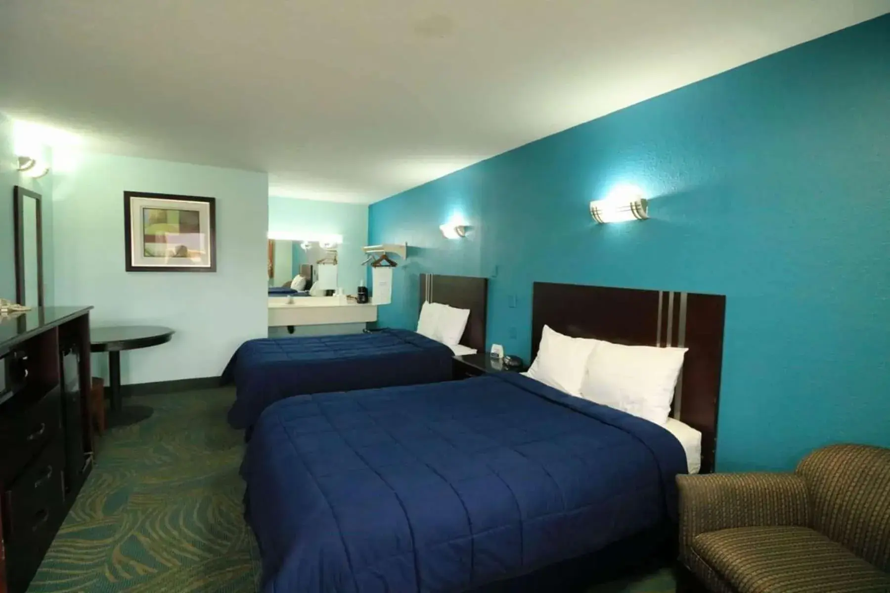 Photo of the whole room, Bed in Travelodge by Wyndham Parkersburg