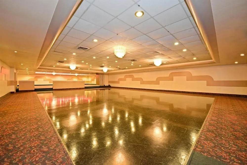 Howard Johnson by Wyndham Saint Joseph Benton Harbor