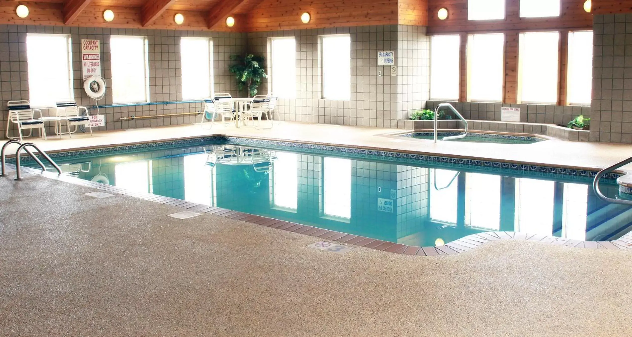Swimming Pool in Paynesville Inn & Suites