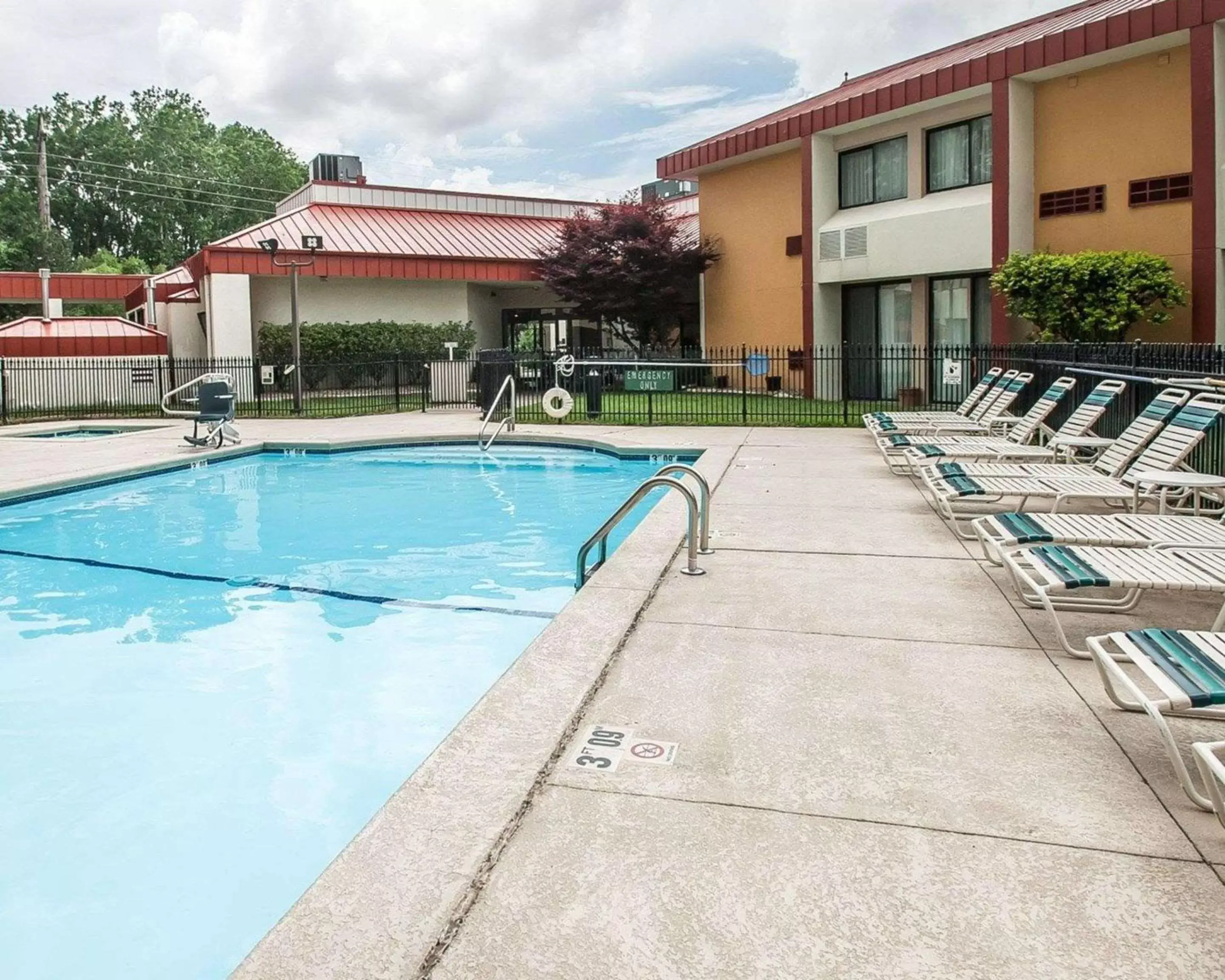 On site, Swimming Pool in Quality Inn & Suites Kansas City I-435N Near Sports Complex