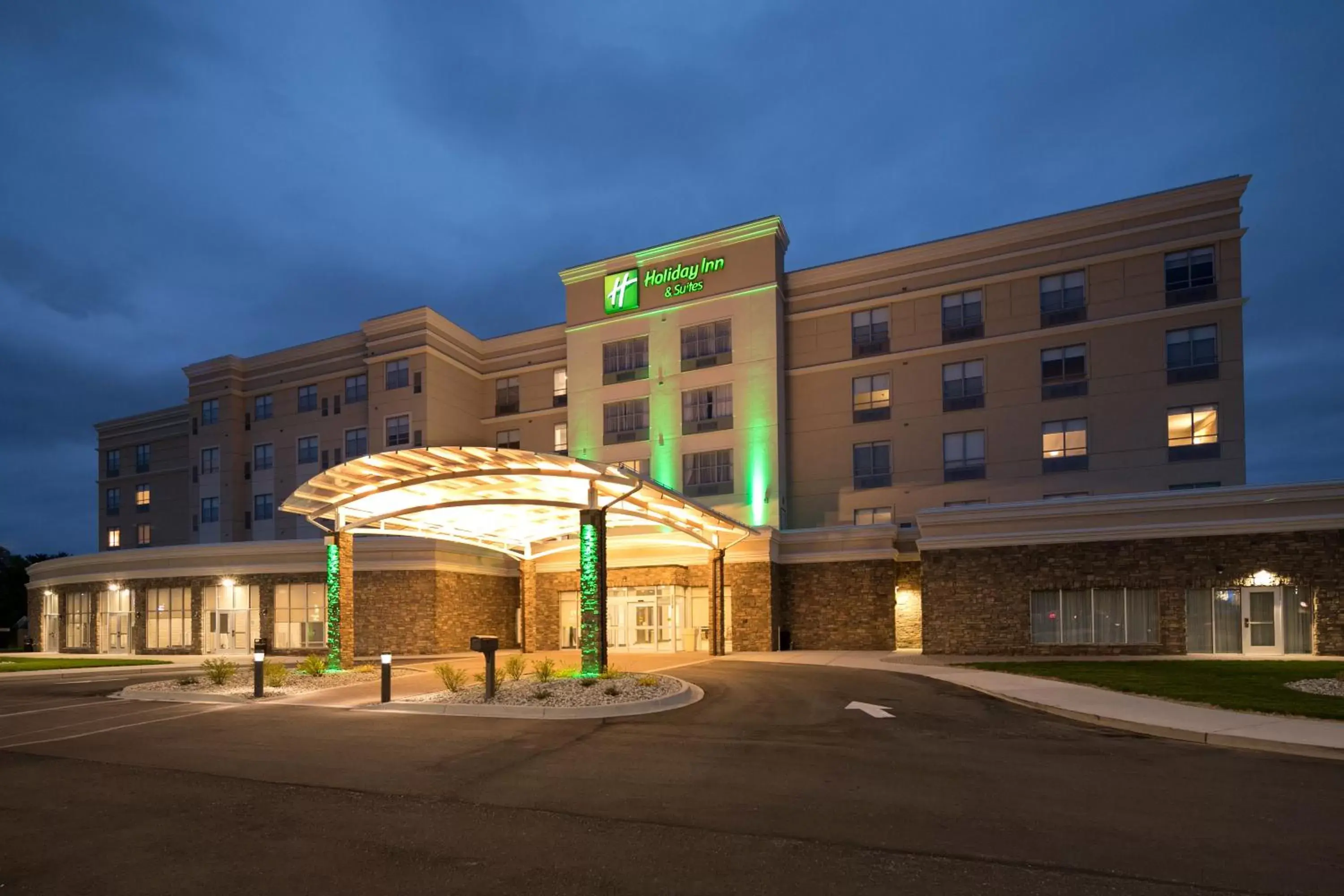 Property Building in Holiday Inn & Suites Detroit - Troy, an IHG Hotel