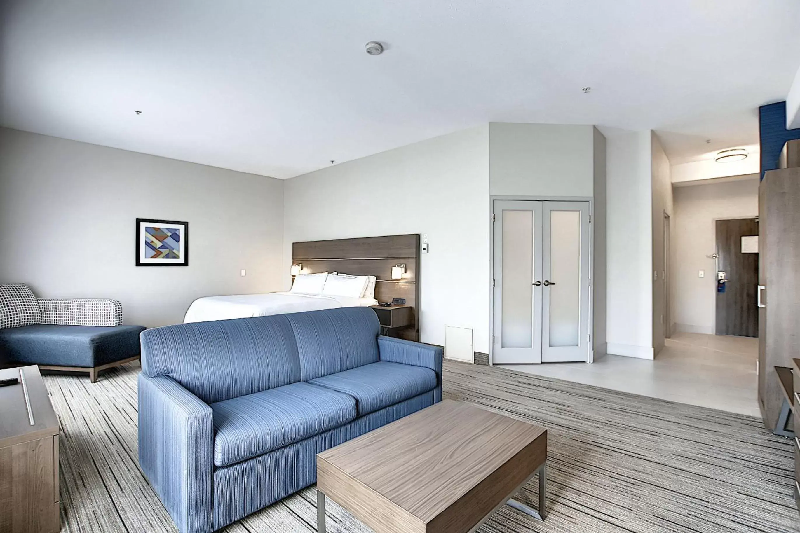 Living room, Seating Area in Holiday Inn Express Airport Calgary, an IHG Hotel