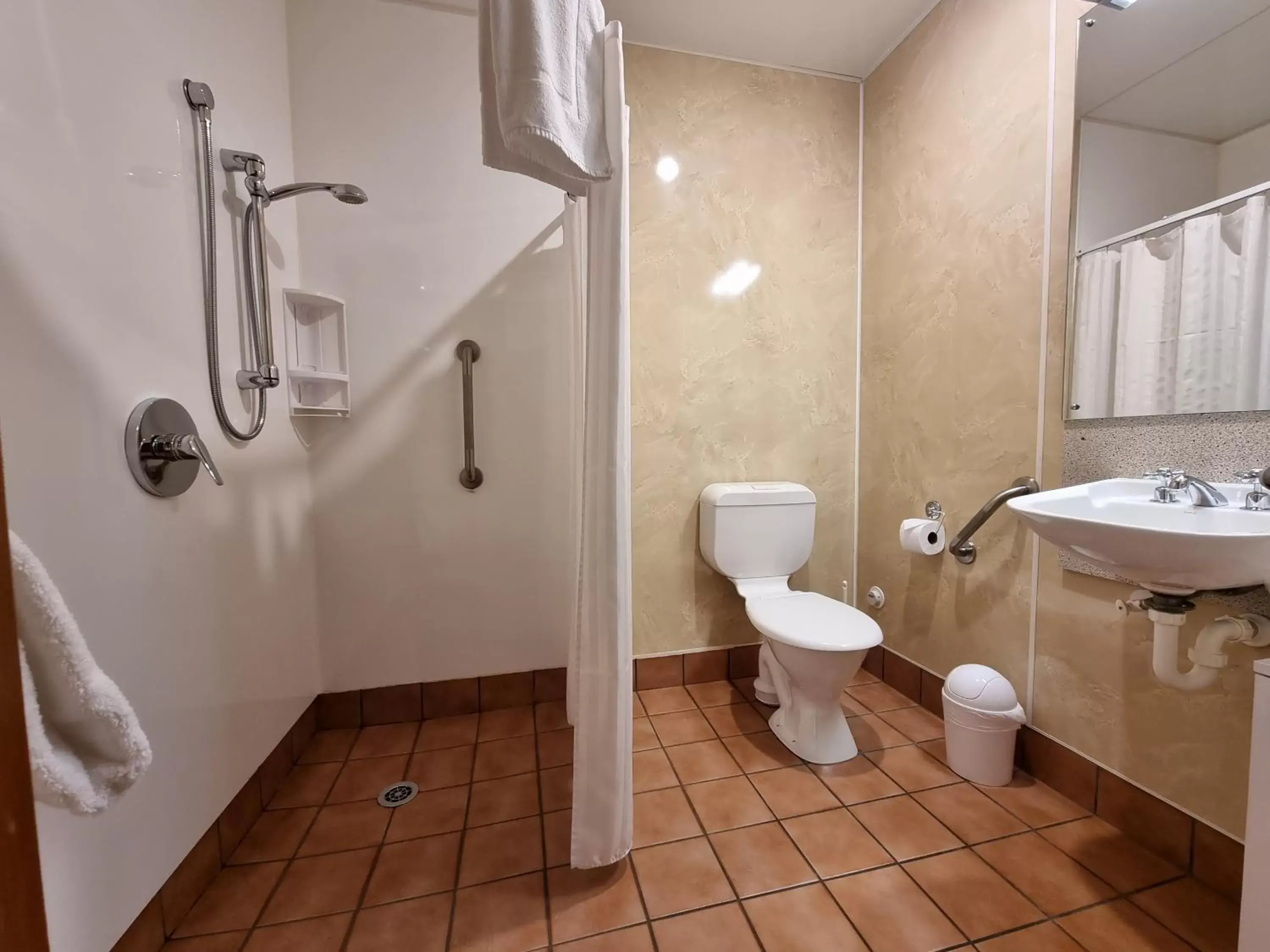 Facility for disabled guests, Bathroom in Amross Court