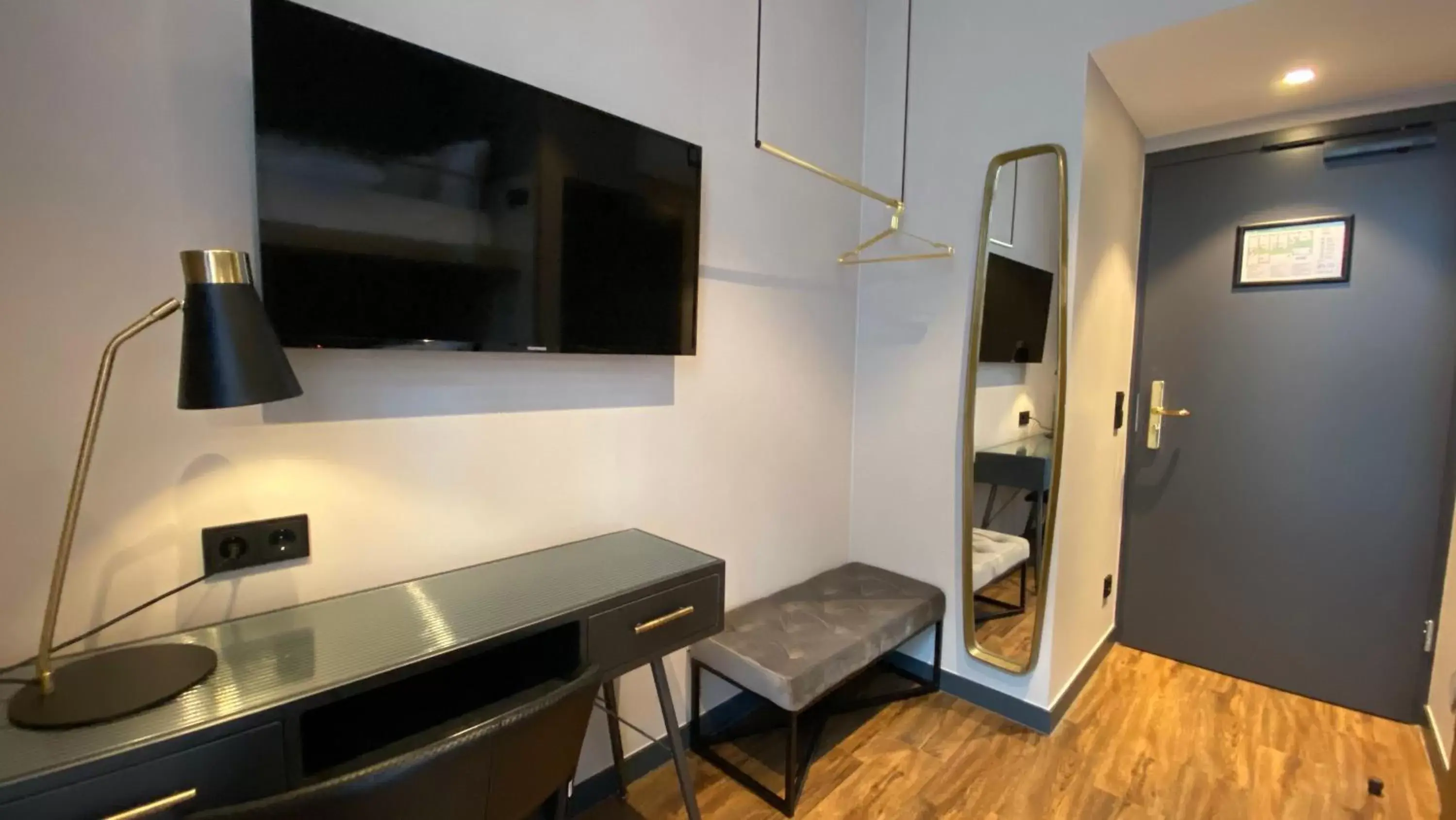 Photo of the whole room, TV/Entertainment Center in Munich Rooms Hotel