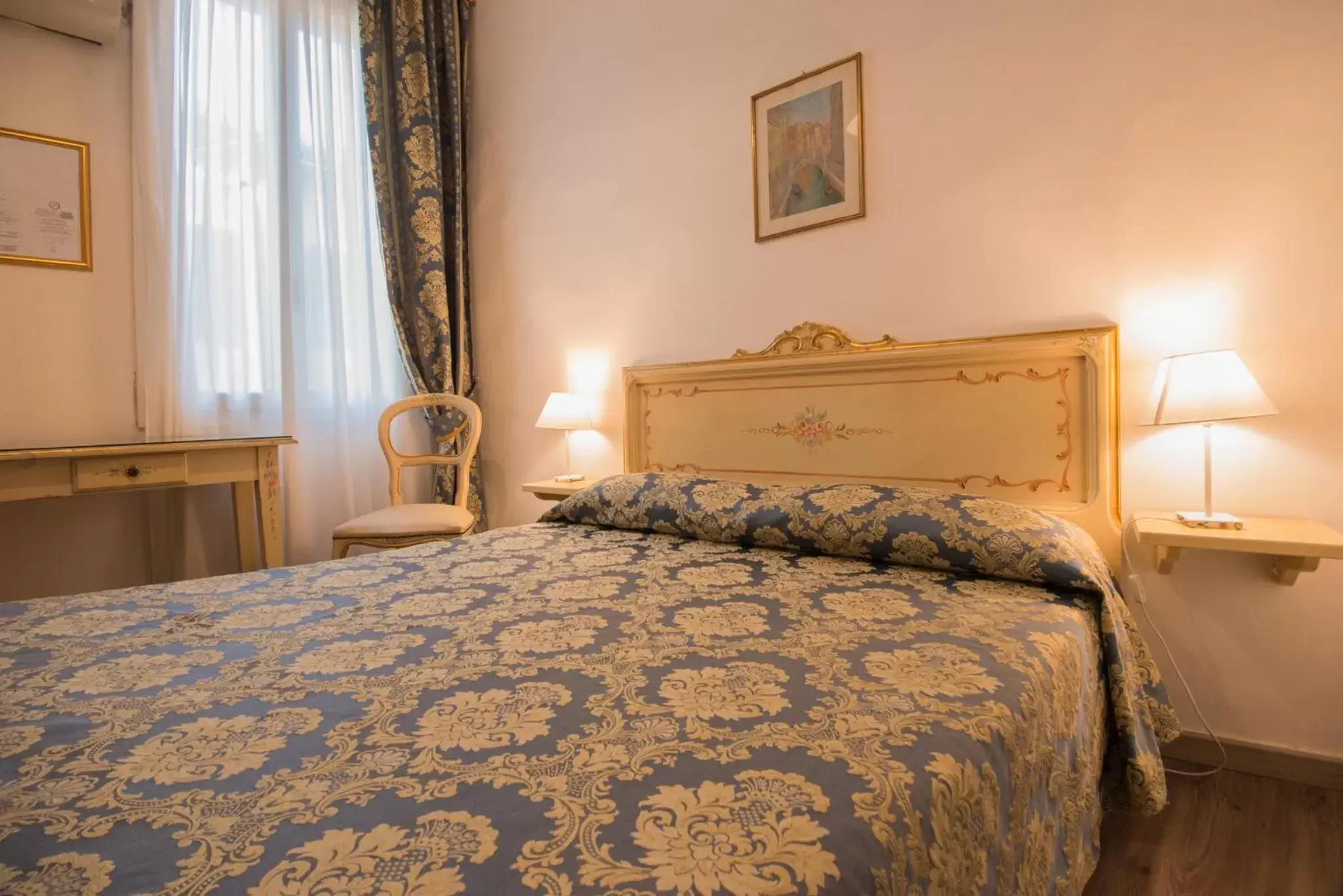 Photo of the whole room, Bed in Albergo Casa Peron