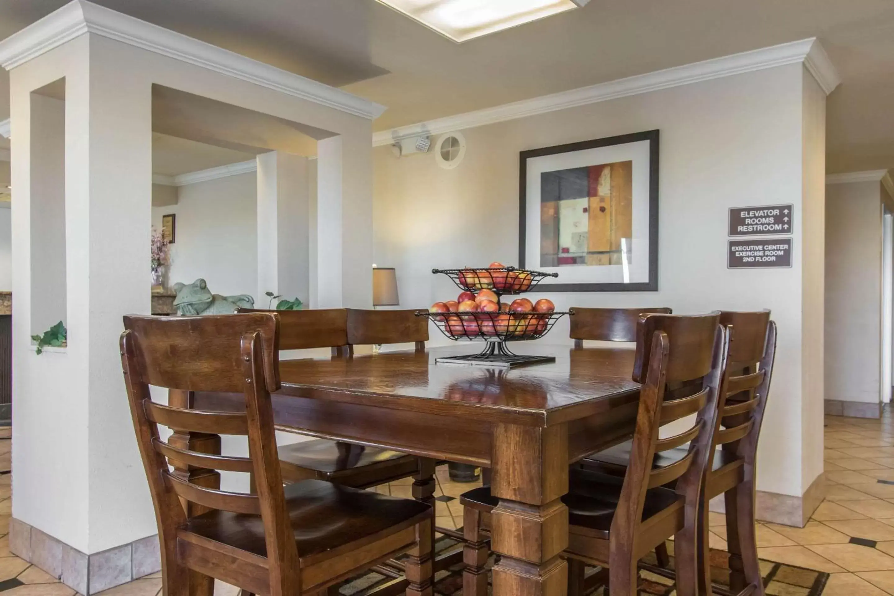 Lobby or reception, Dining Area in Econo Lodge Inn & Suites Joplin