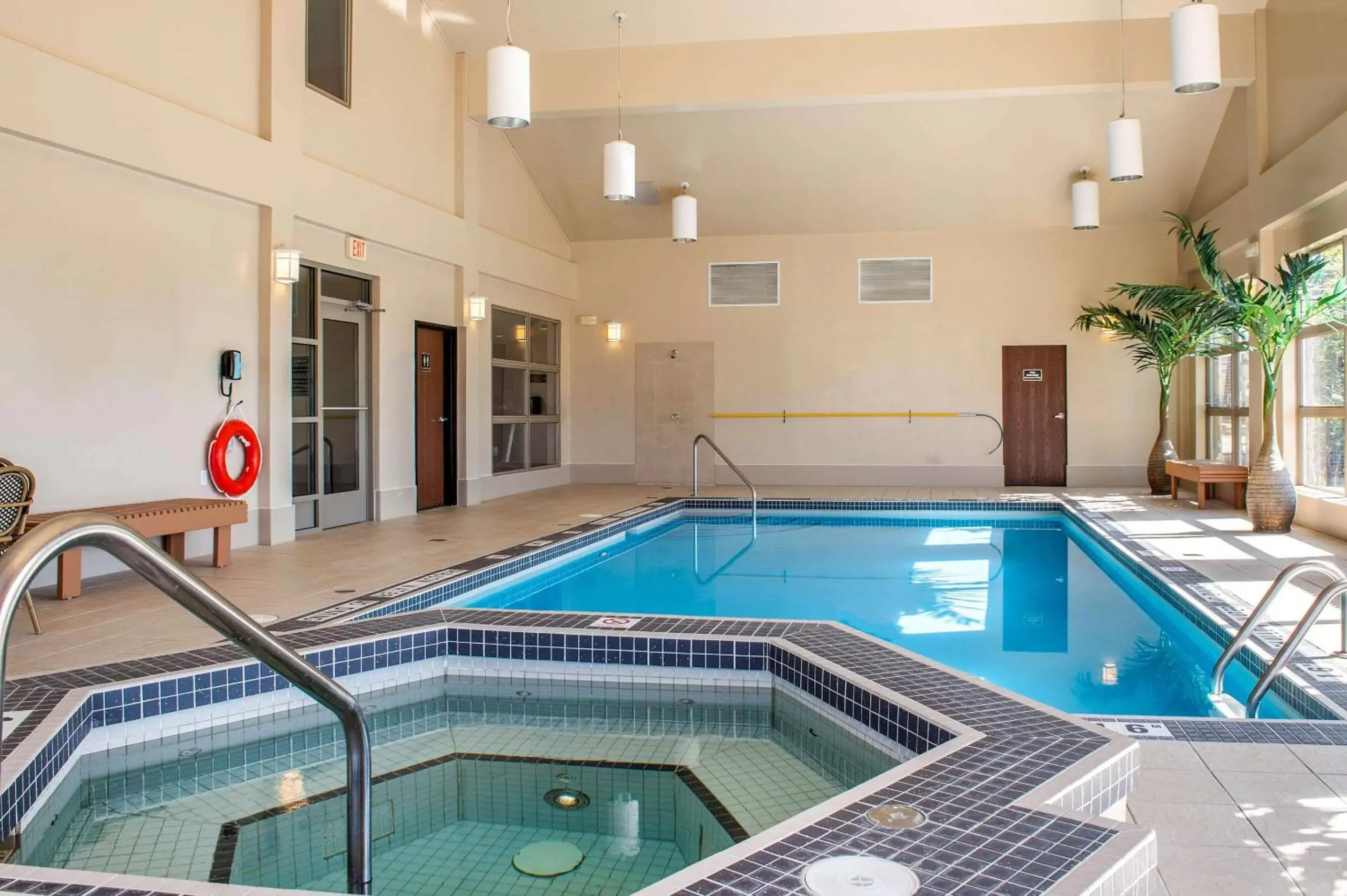 Swimming Pool in Quality Inn & Suites Petawawa