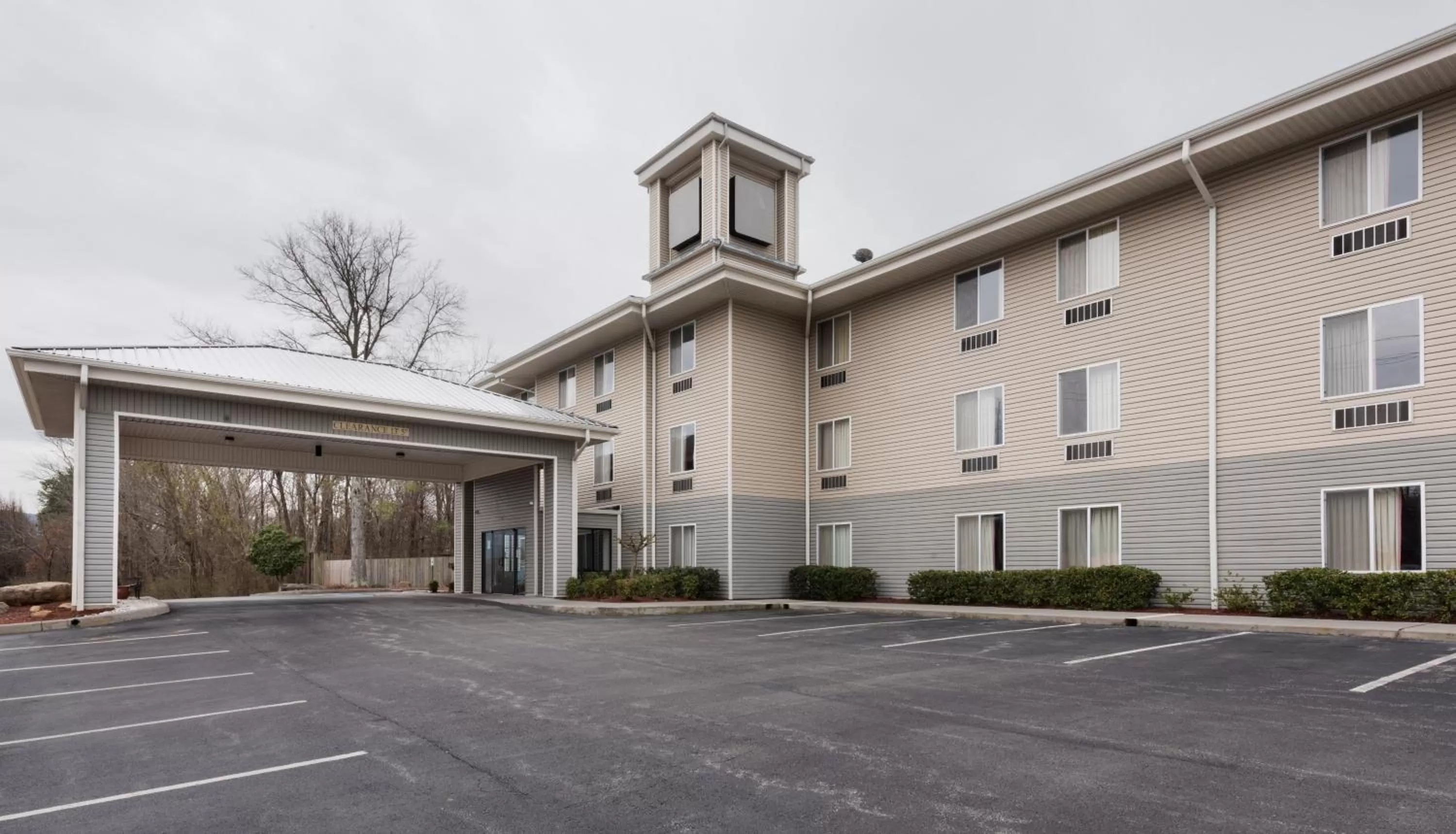 Property building in Red Roof Inn Etowah – Athens, TN
