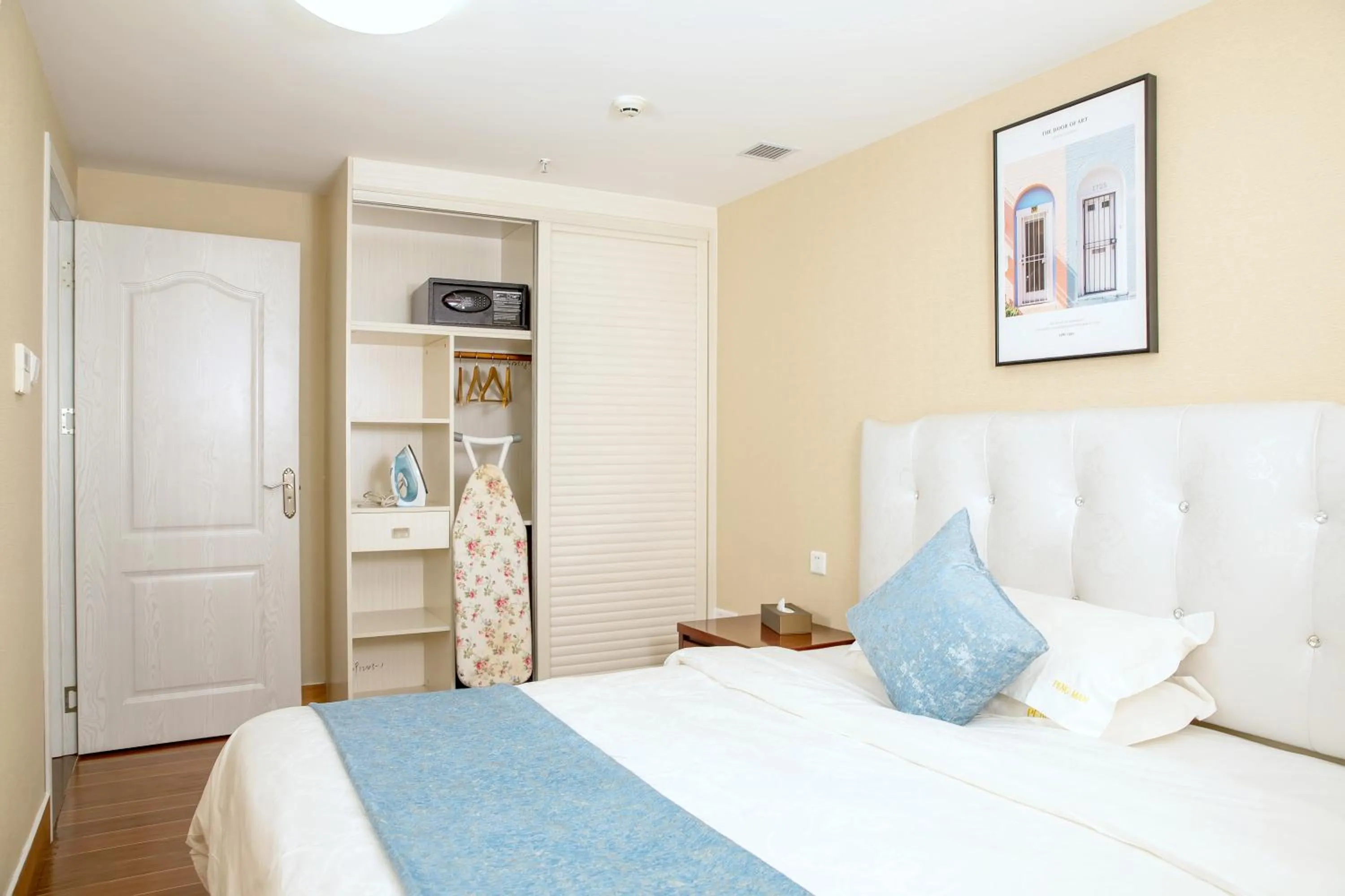 Photo of the whole room, Bed in Guangzhou Pengman Apartment Zhengjia Huanshi Branch