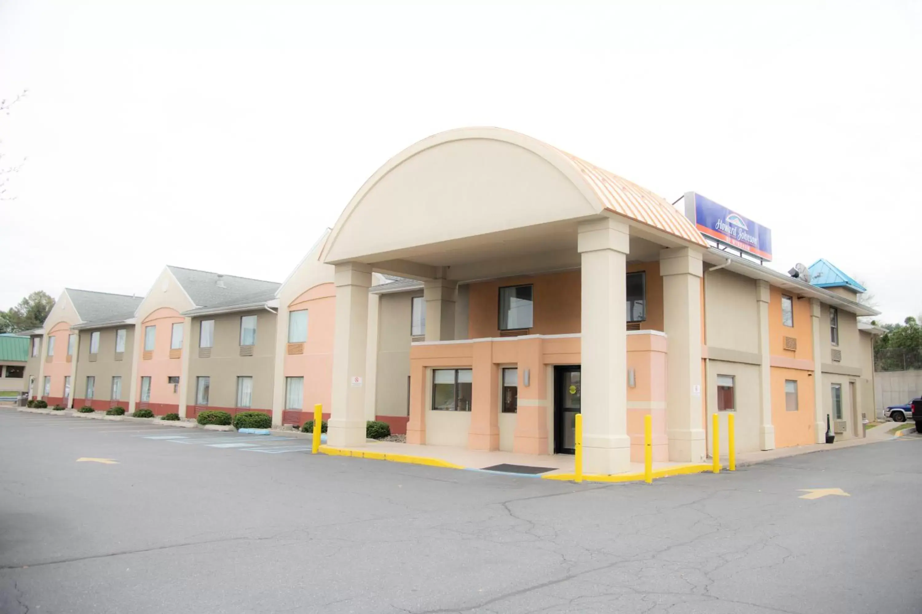 Area and facilities, Property Building in Howard Johnson by Wyndham Allentown/Dorney Hotel & Suites