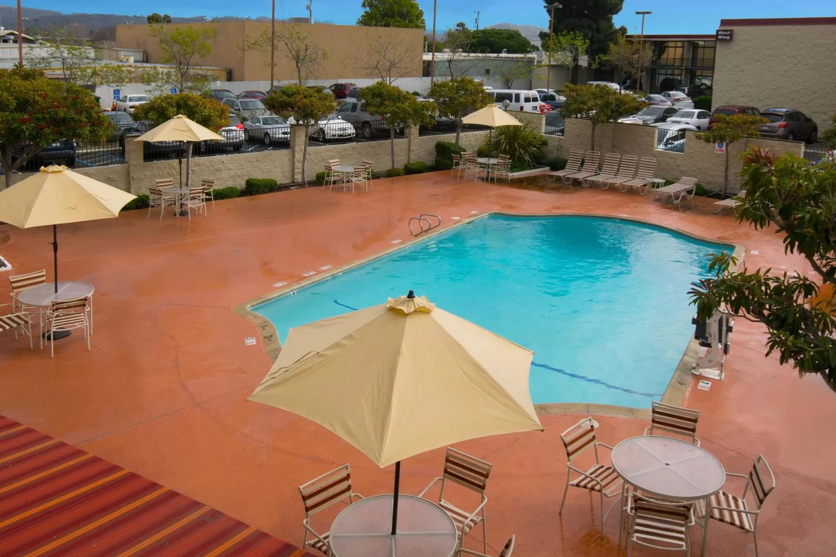 Swimming pool in Oakland Airport Executive Hotel