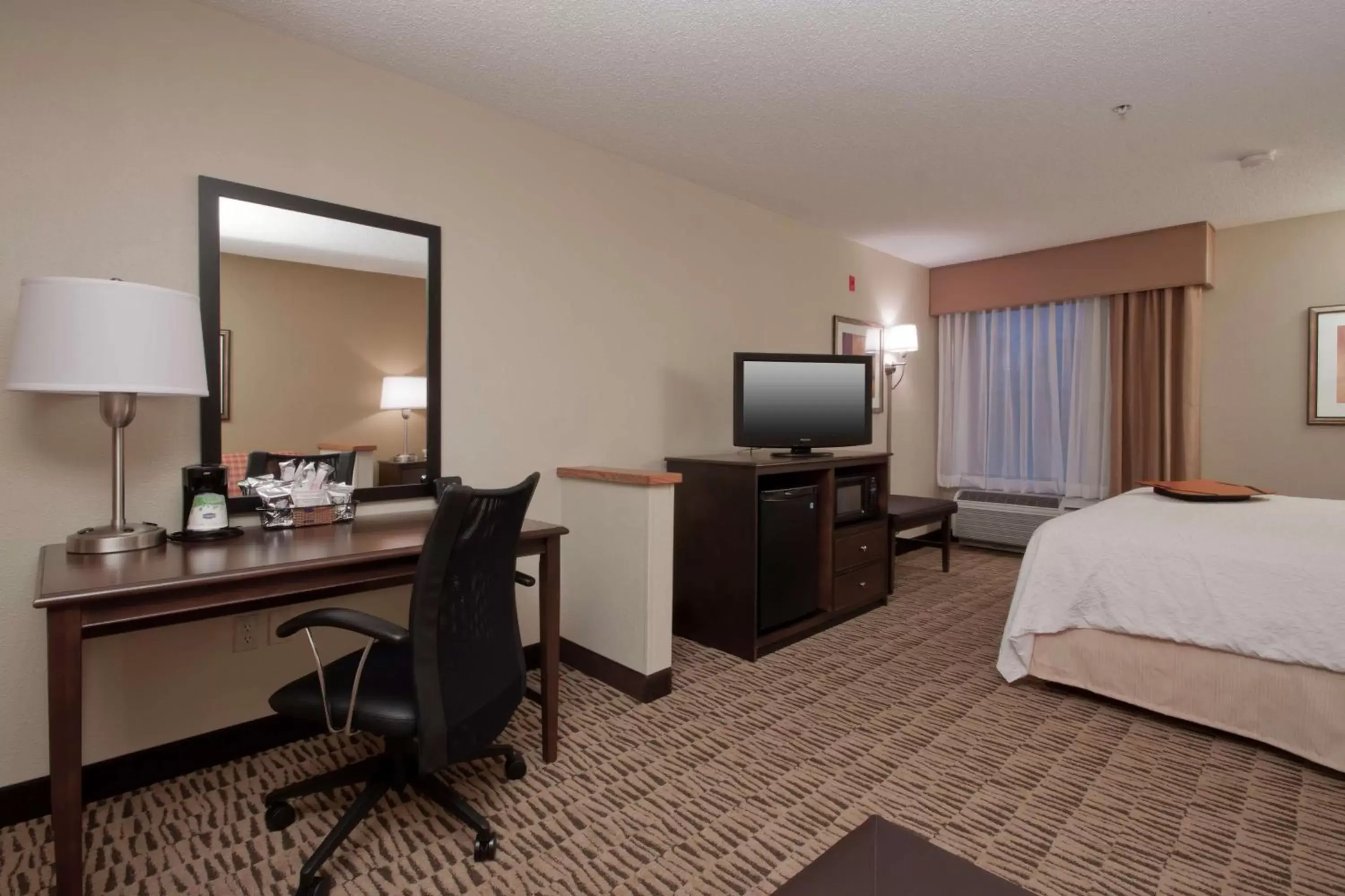 Bedroom, TV/Entertainment Center in Hampton Inn Jackson