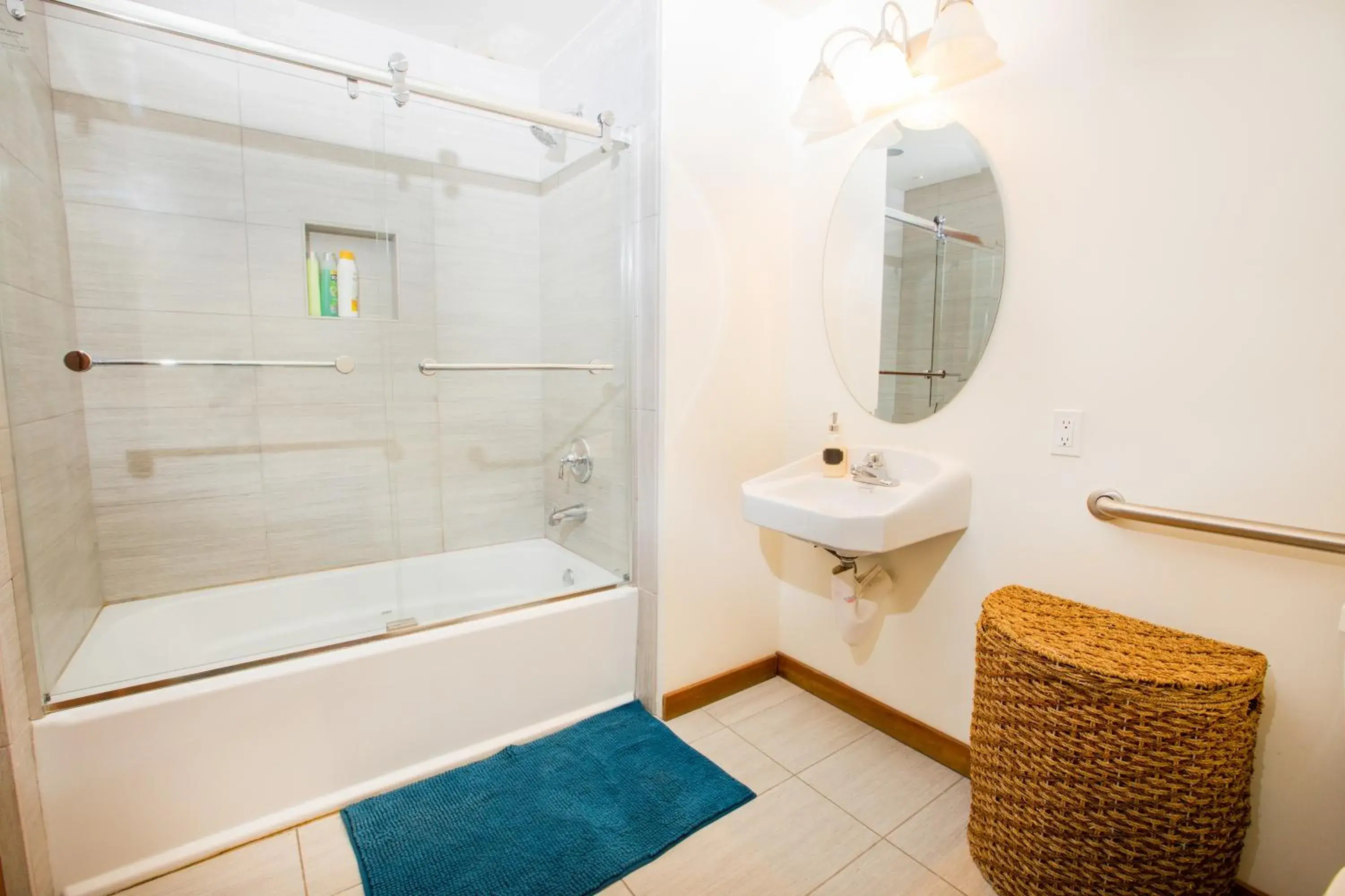 Bathroom in International Travelers House Adventure Hostel