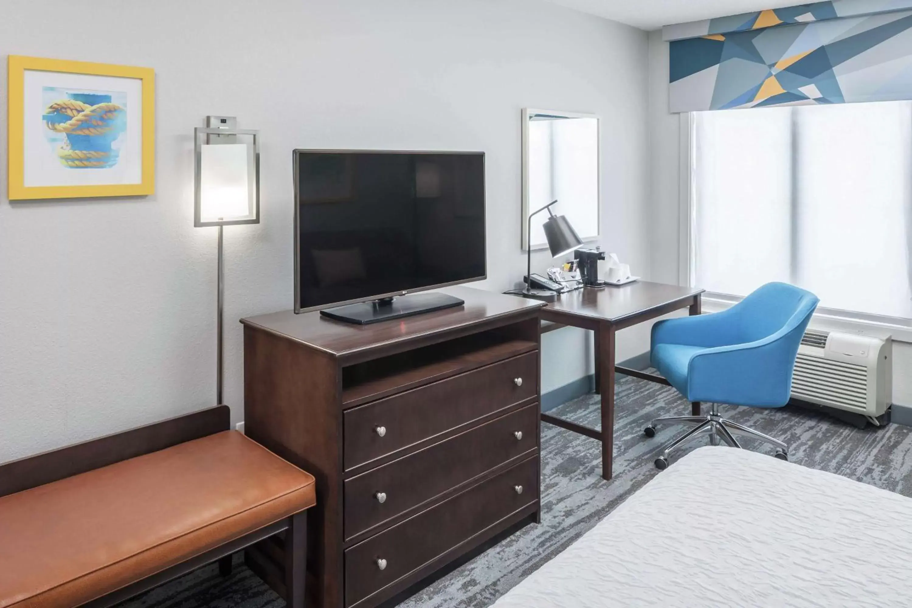 Bedroom, TV/Entertainment Center in Hampton Inn & Suites Miami-Doral Dolphin Mall