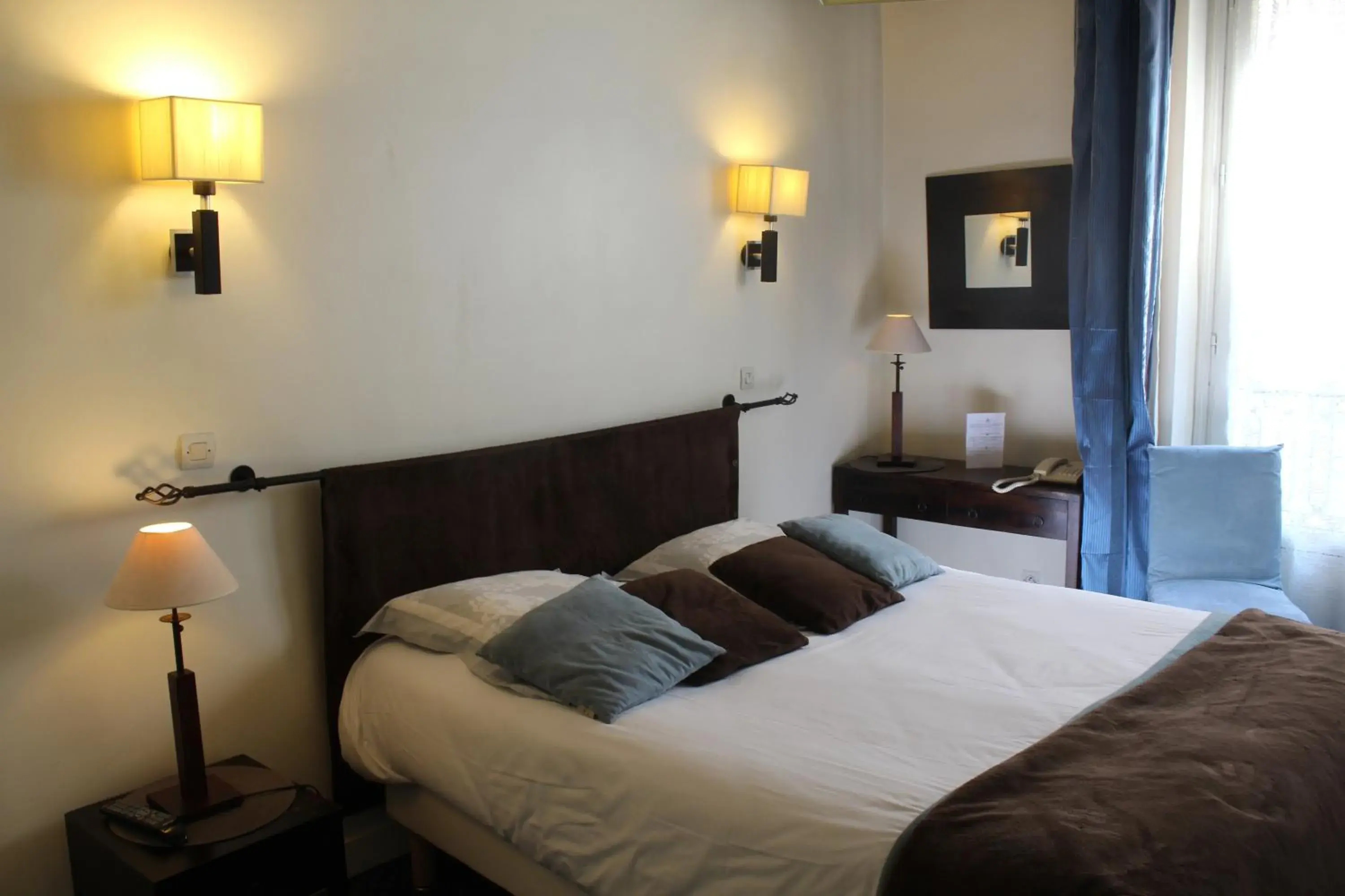 Bed, Room Photo in Hotel du Dragon