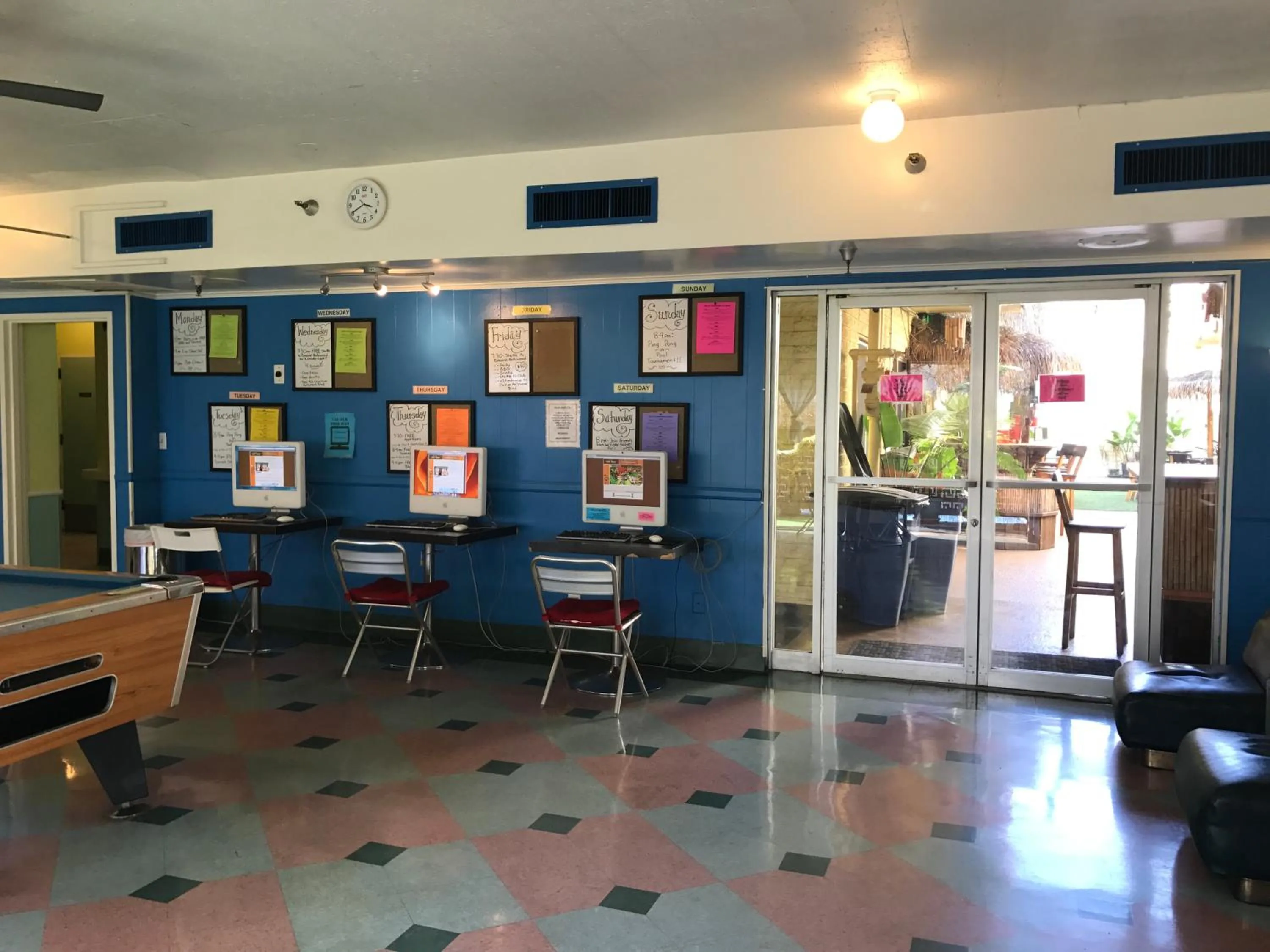 Communal lounge/ TV room in Banana Bungalow West Hollywood Hotel & Hostel