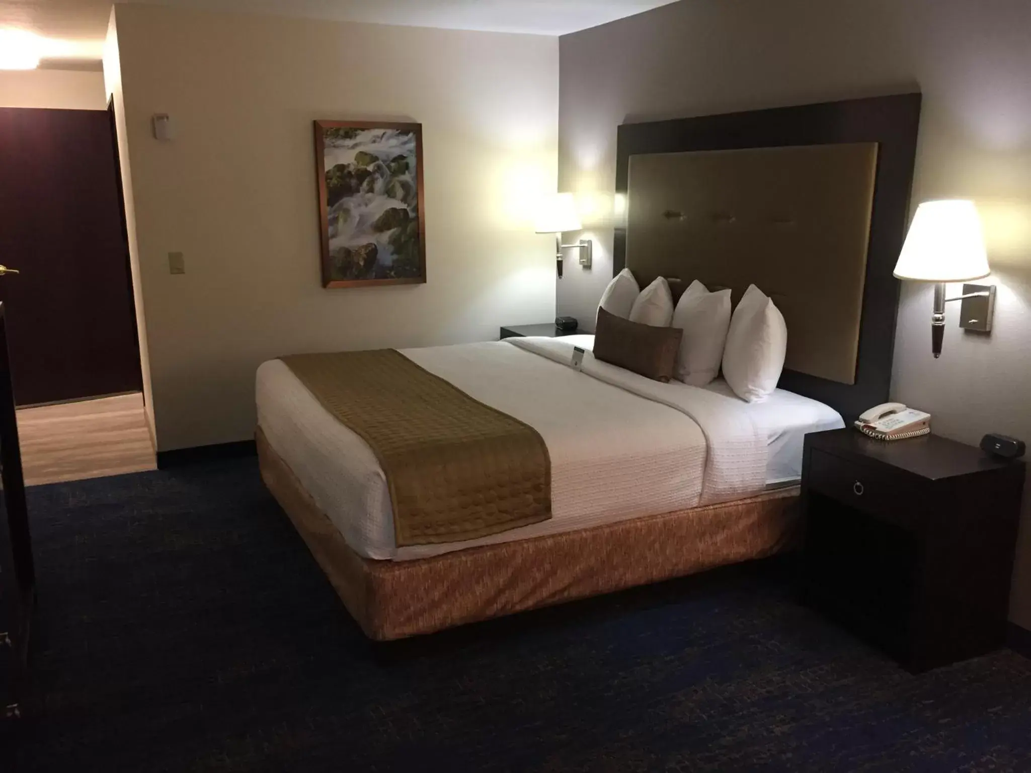 Bed in Best Western Plus Portland Airport Hotel & Suites