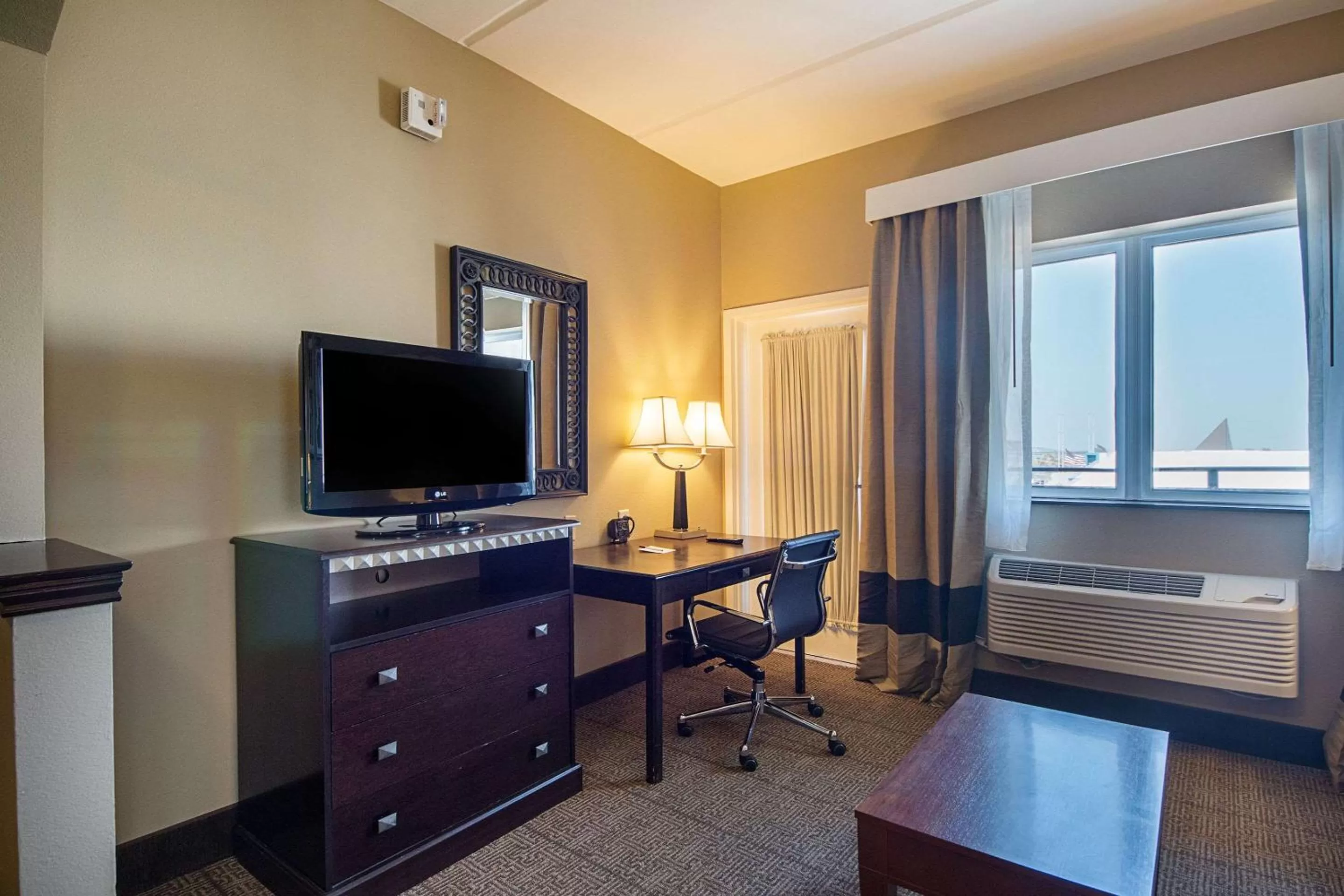 TV and multimedia in Comfort Suites Beachside