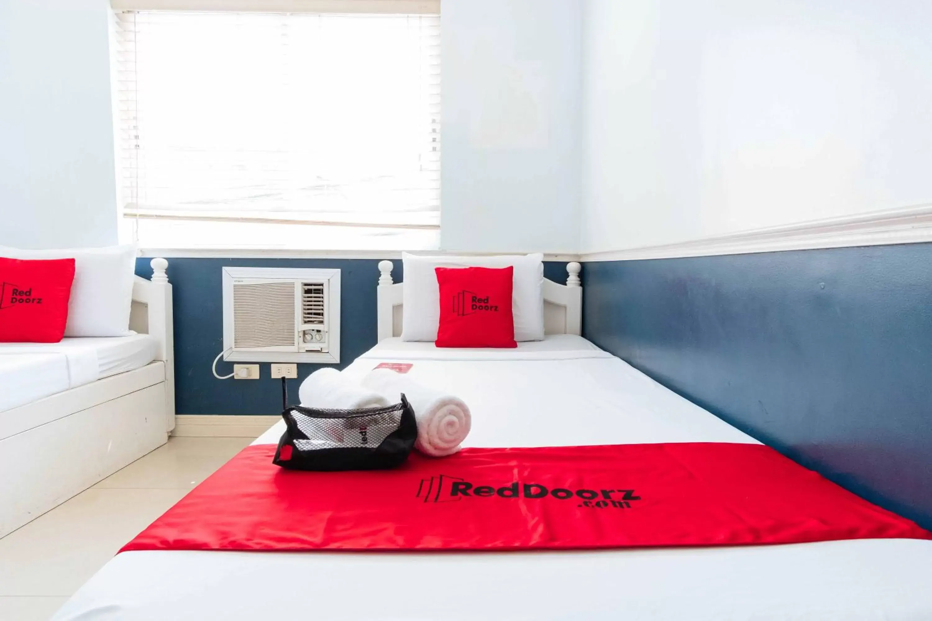 Bedroom, Bed in RedDoorz @ Bonifacio St Cebu