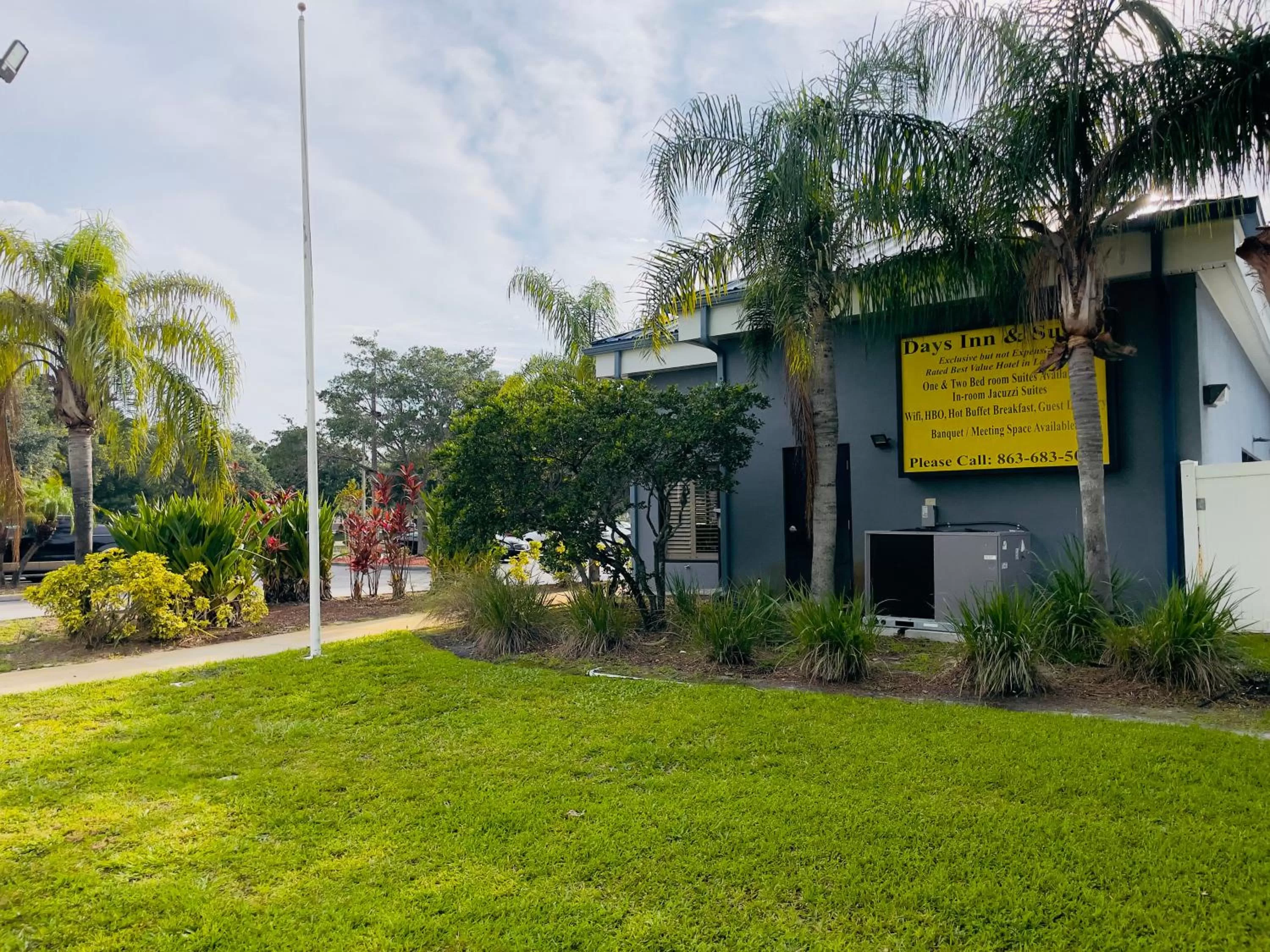 King Suite with Jetted Tub in Days Inn & Suites by Wyndham Lakeland