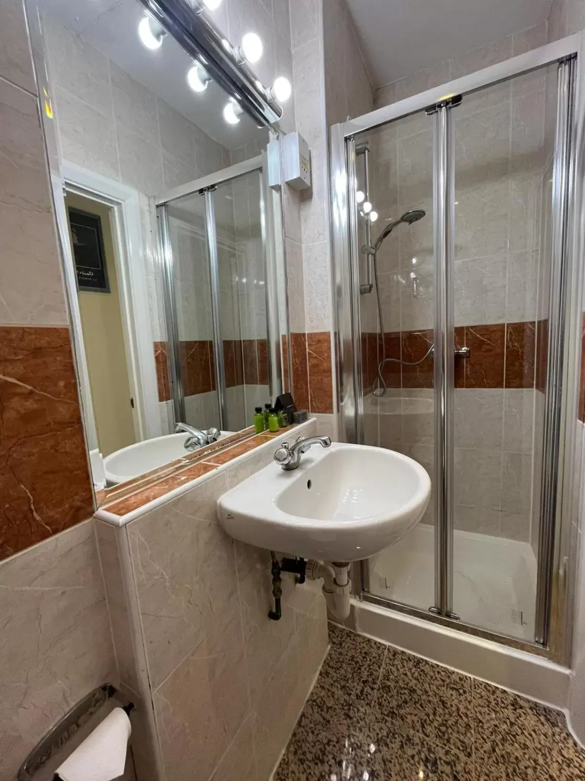 Shower, Bathroom in Hotel La Place