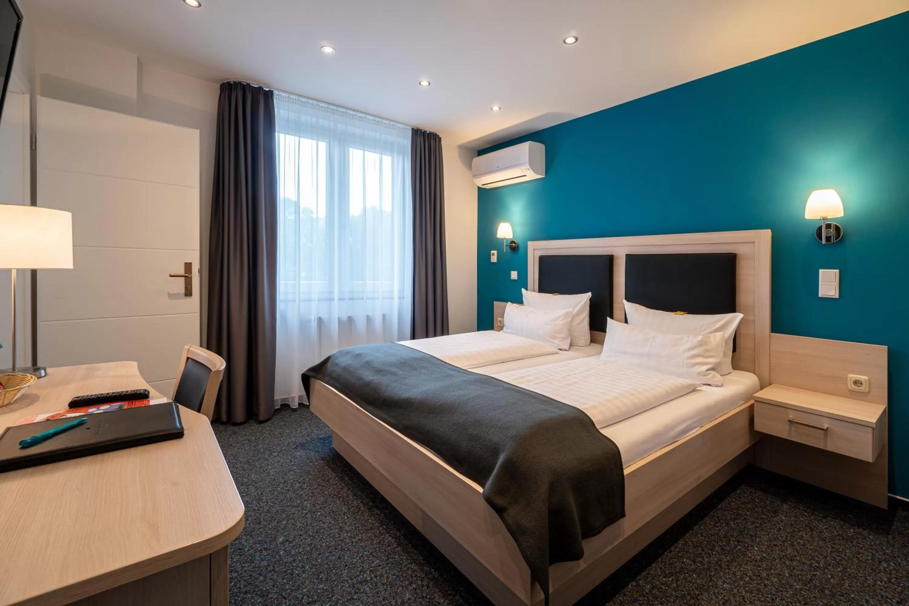 Photo of the whole room, Bed in Hotel Deutscher Hof