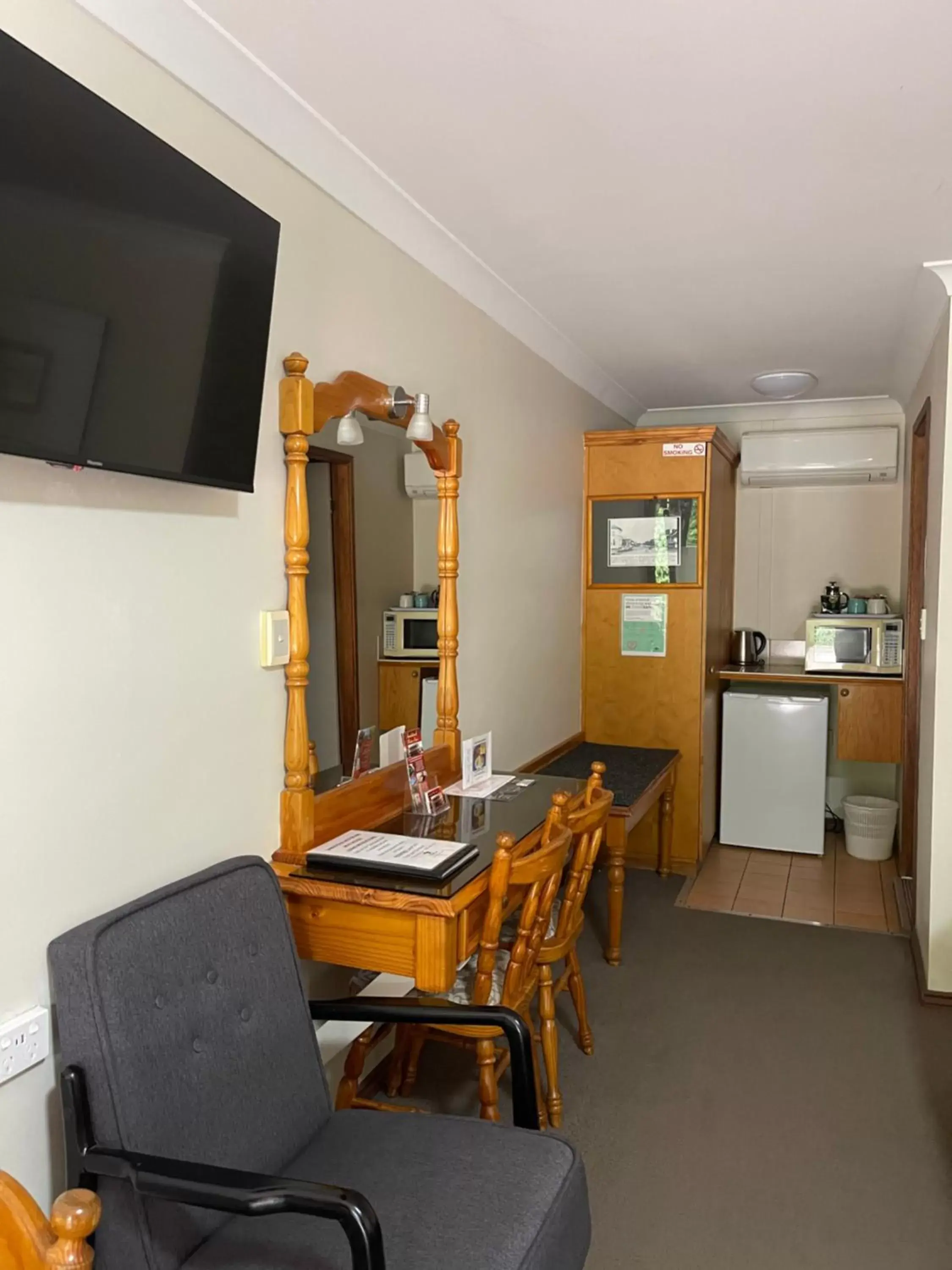 Bedroom, TV/Entertainment Center in Sandstock Motor Inn Armidale