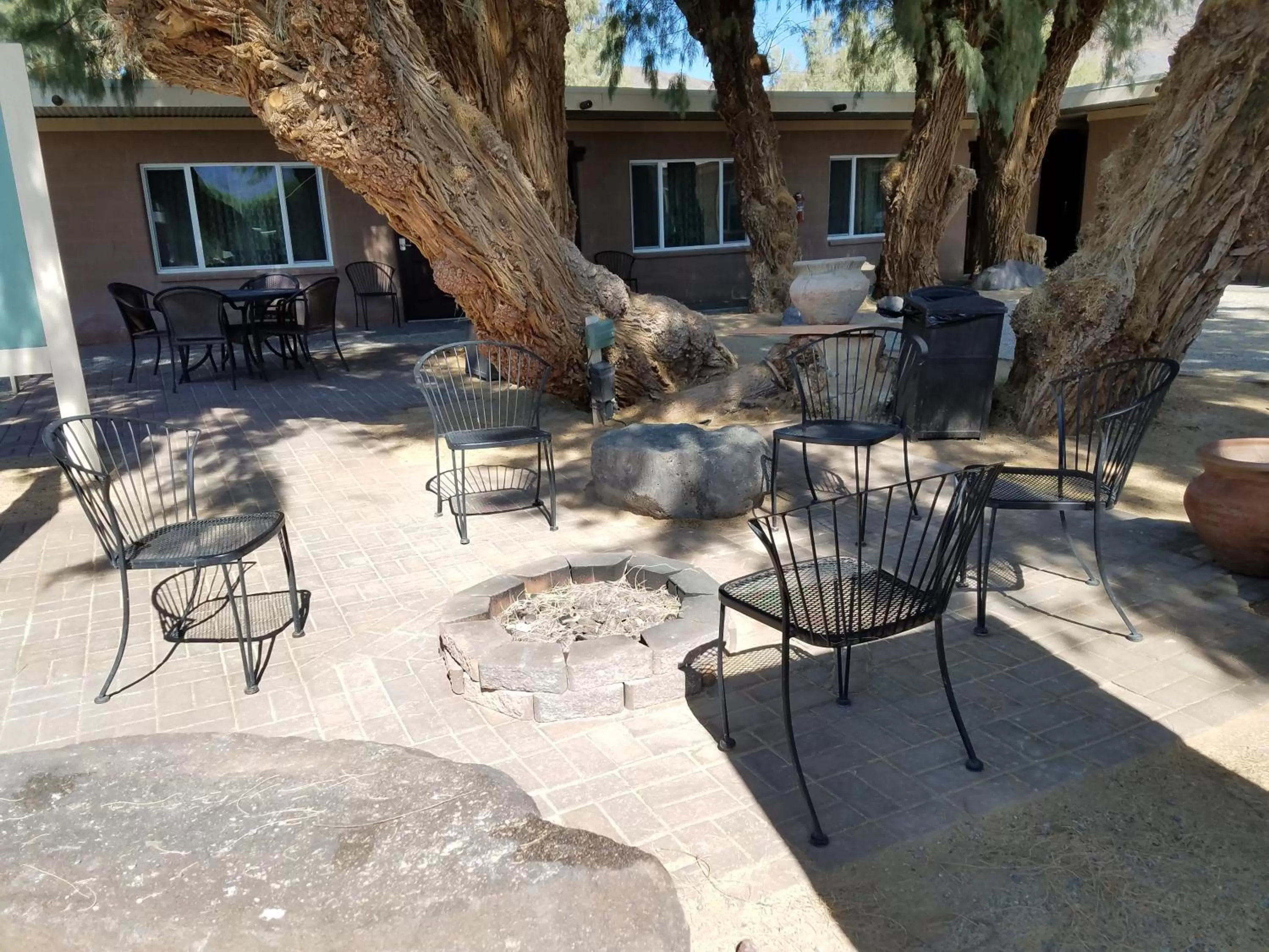 Inner courtyard view in Shoshone Inn