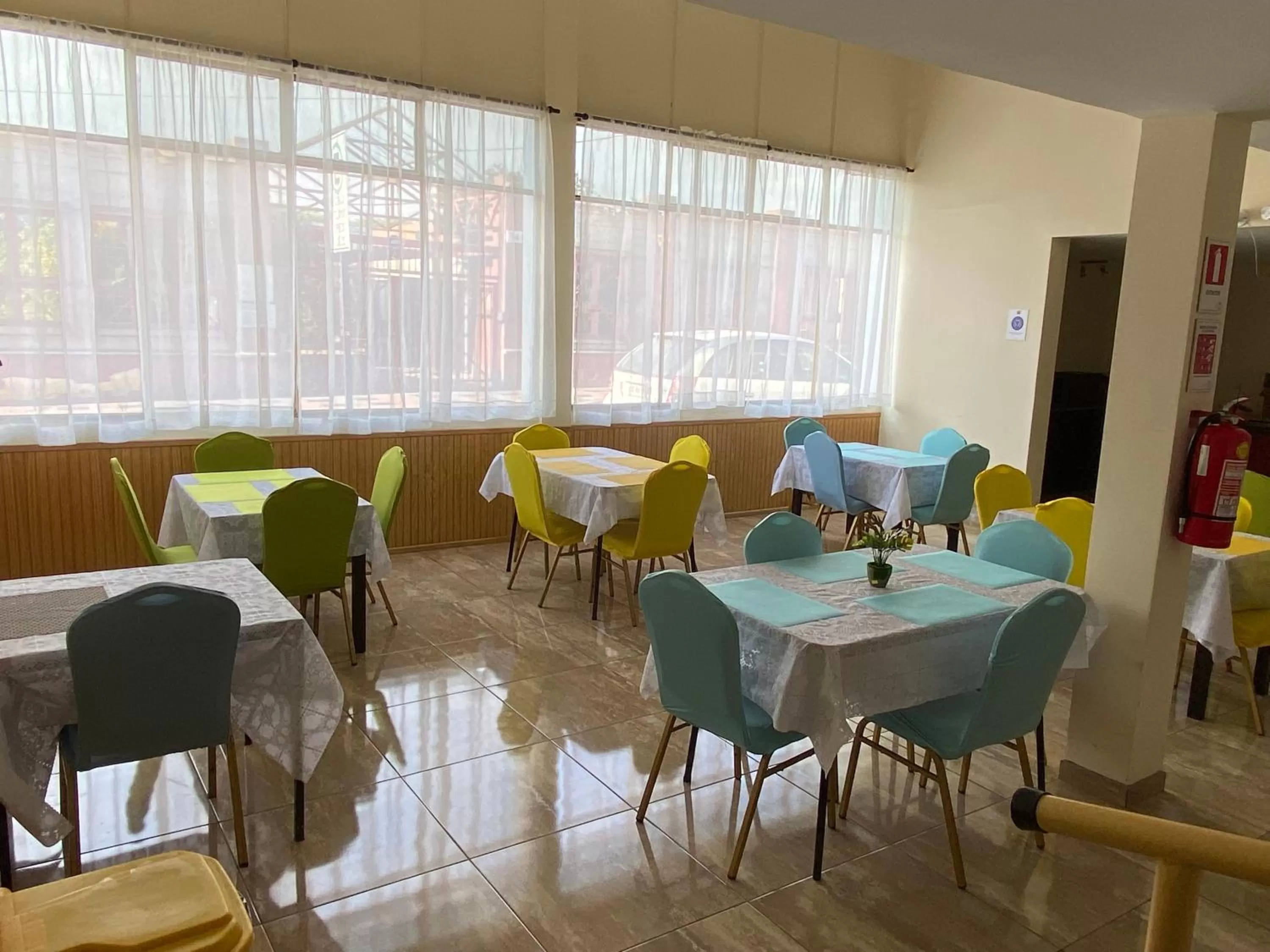 Restaurant/Places to Eat in Hotel Amaru Express