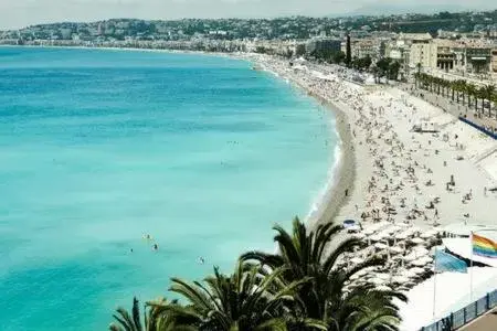 Beach in Studio carré d'or situé à 50 m de la plage