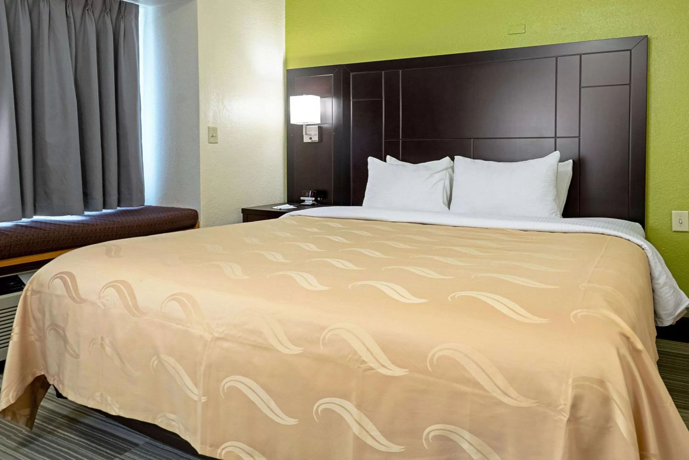 Photo of the whole room, Bed in Quality Inn & Suites Robbinsville