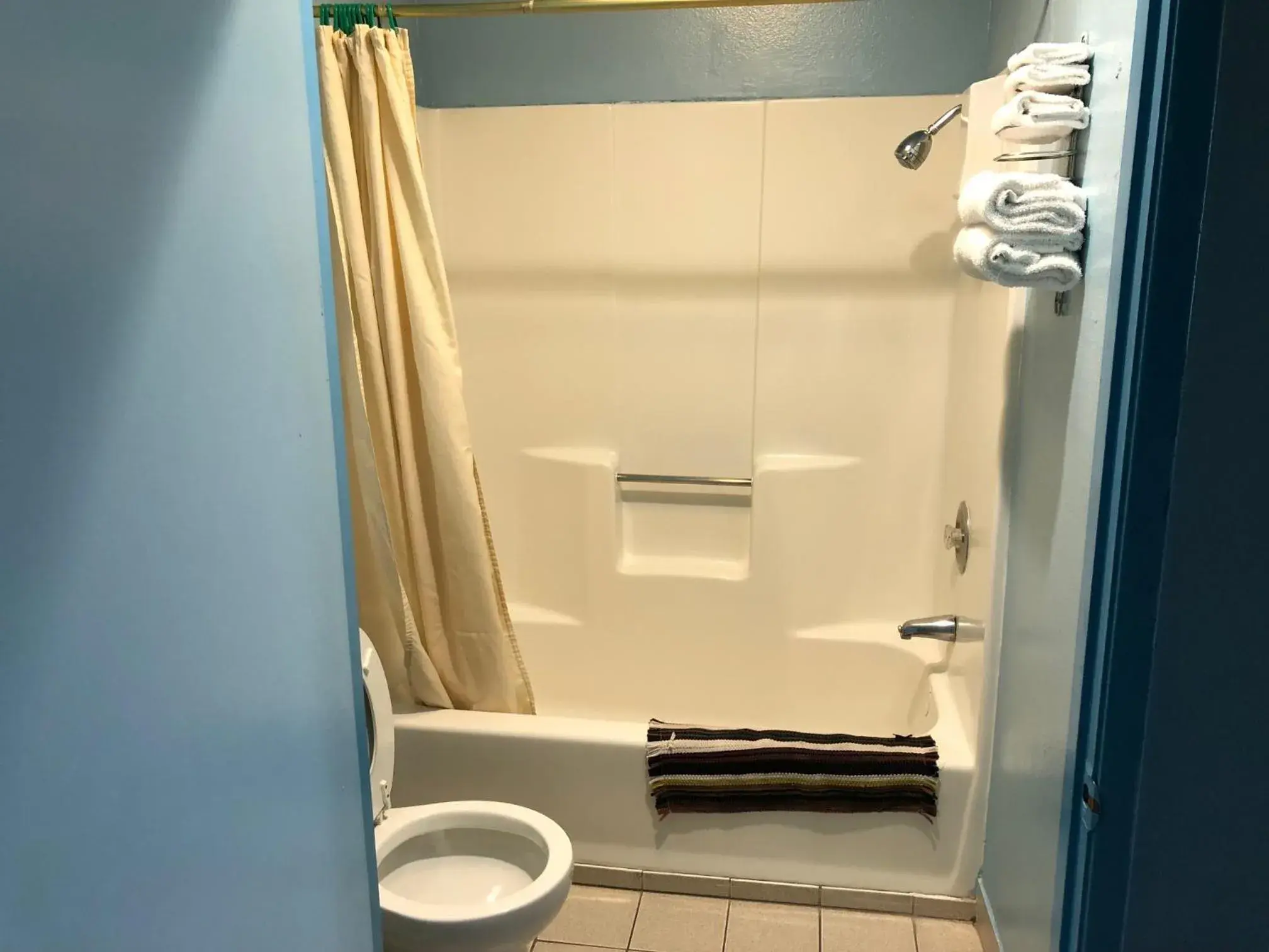 Bathroom in Chester Inn Motel